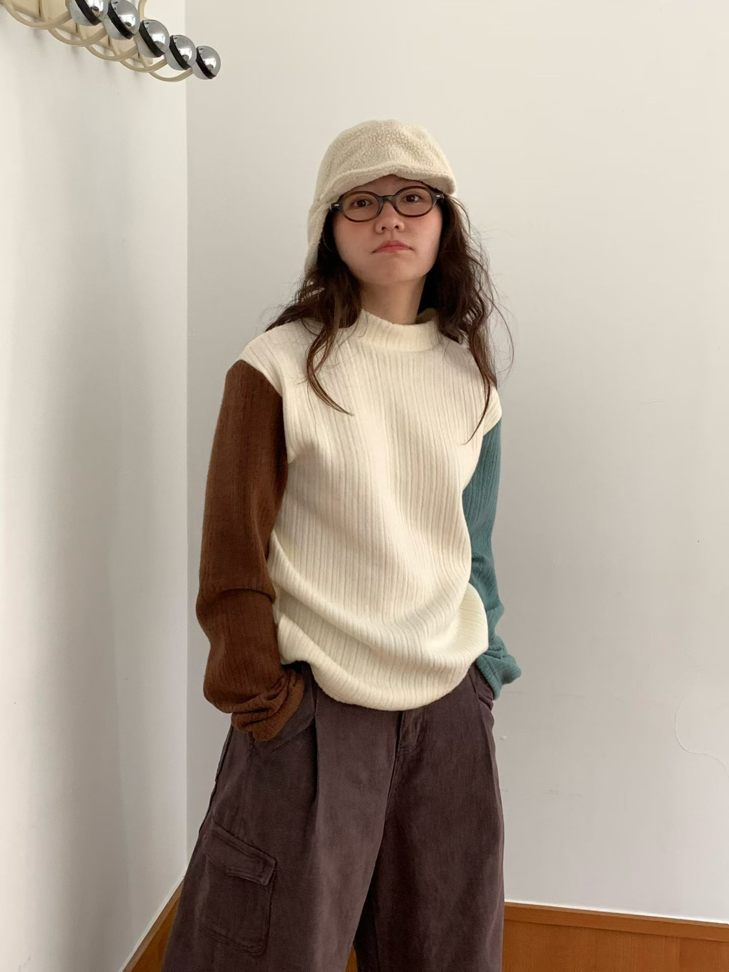 《咕G歐妮》正韓現貨。拼色袖立領針織衫（3色） 羅紋素色百搭針織上衣 合身版拼接長袖T恤 冬季必備款 韓國製流行女裝