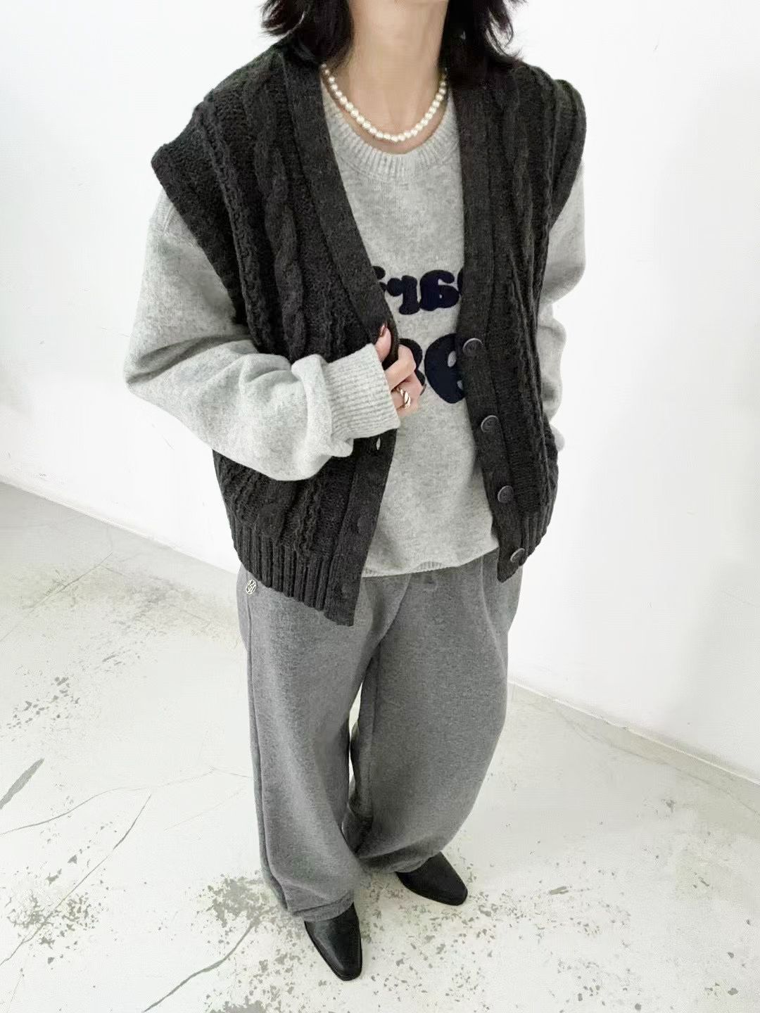 《咕G歐妮》正韓現貨。羊毛混紡麻花開襟背心 百搭素色針織背心 排釦羊毛衫 保暖舒適V領毛衣背心外套 韓國製流行女裝