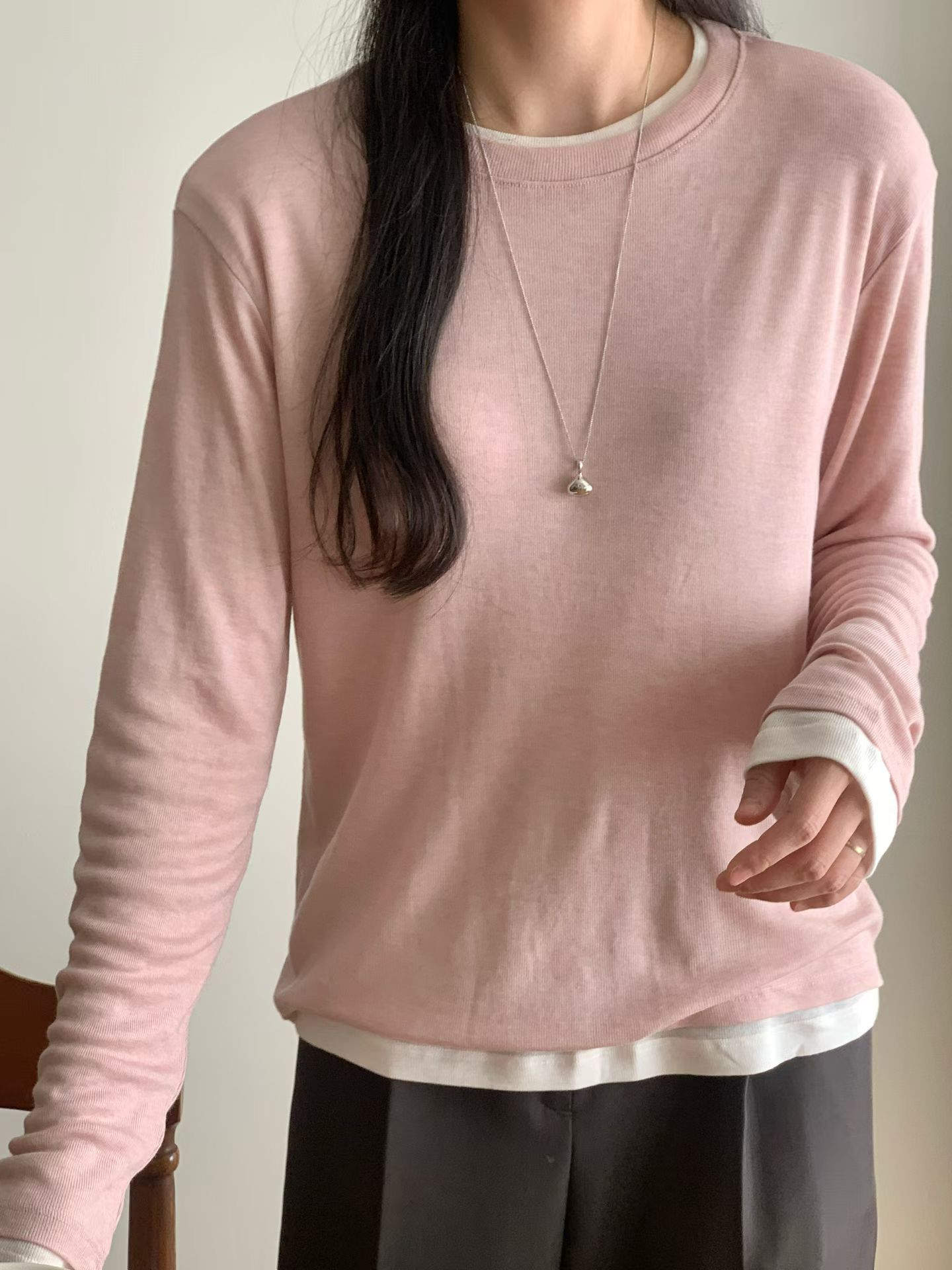 《咕G歐妮》正韓現貨。柔軟輕薄棉質上衣（2色） 百搭素色薄款長袖T恤 合身版舒適圓領打底衫 冬季必備內搭 韓國製流行女裝