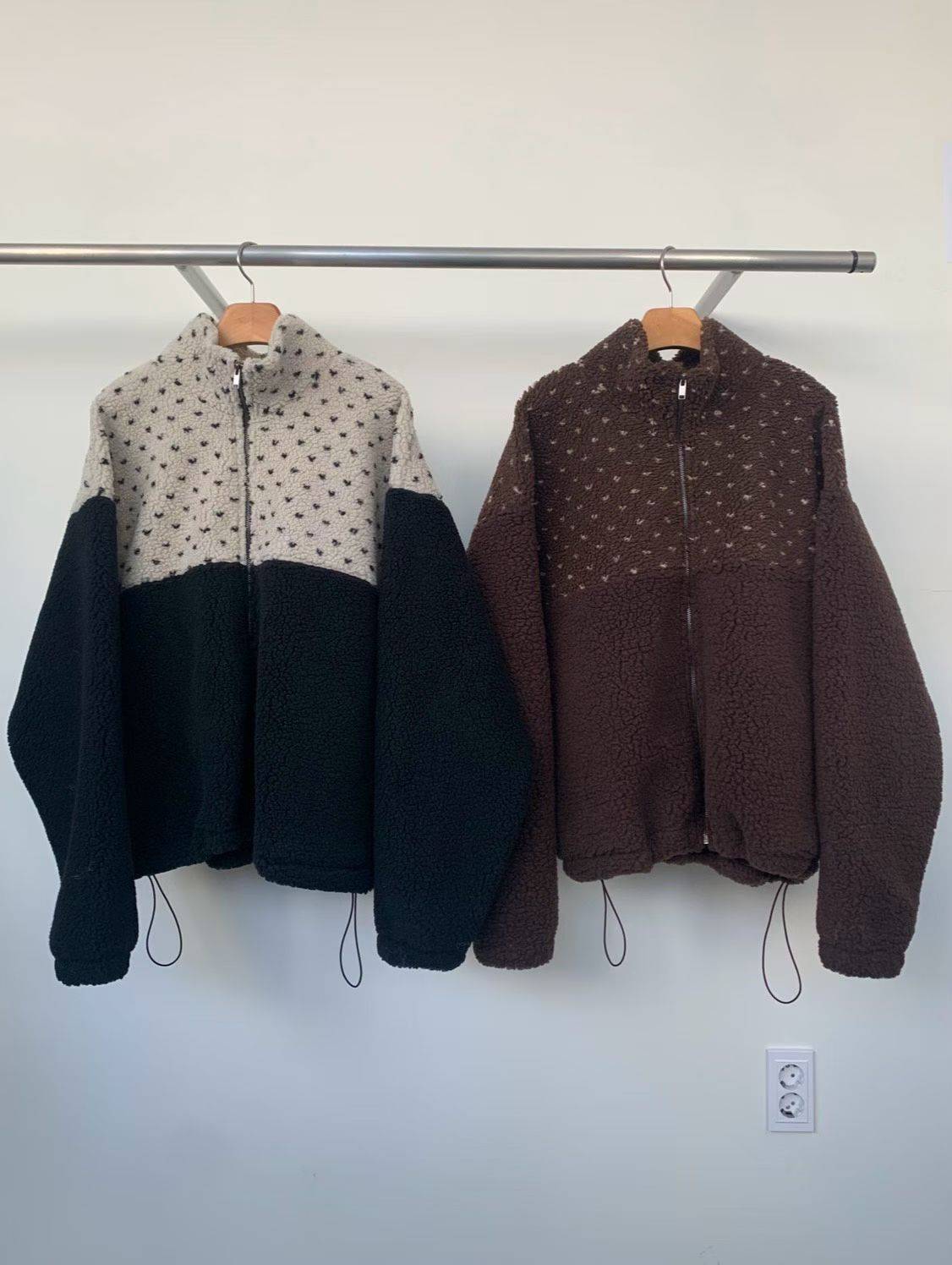 《咕G歐妮》正韓現貨。仿羊羔絨立領外套（2色） 愛心毛毛外套 拼色毛毛夾克 拼接羔羊毛外套 下擺抽繩拉鍊夾克 韓國製