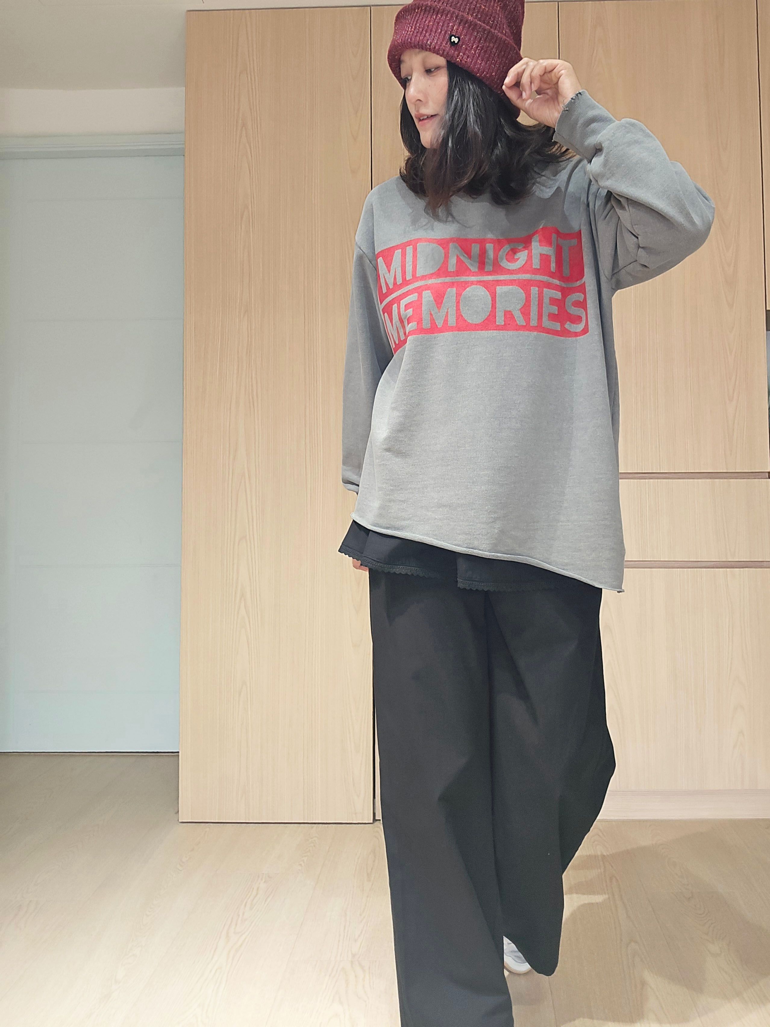 《咕G歐妮》正韓現貨。棉質字母長袖T恤 毛圈內裡衛衣 百搭上衣 不規則下擺設計 率性不收邊自然捲邊大學T 韓國製流行女裝