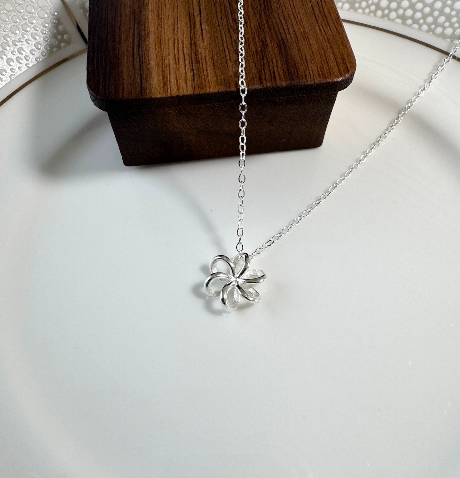 𝐍𝐎𝐖𝐀𝐃𝐀𝐘𝐒｜[925純銀]韓版氣質花朵項鏈 純銀 項鍊 925純銀 nowadays