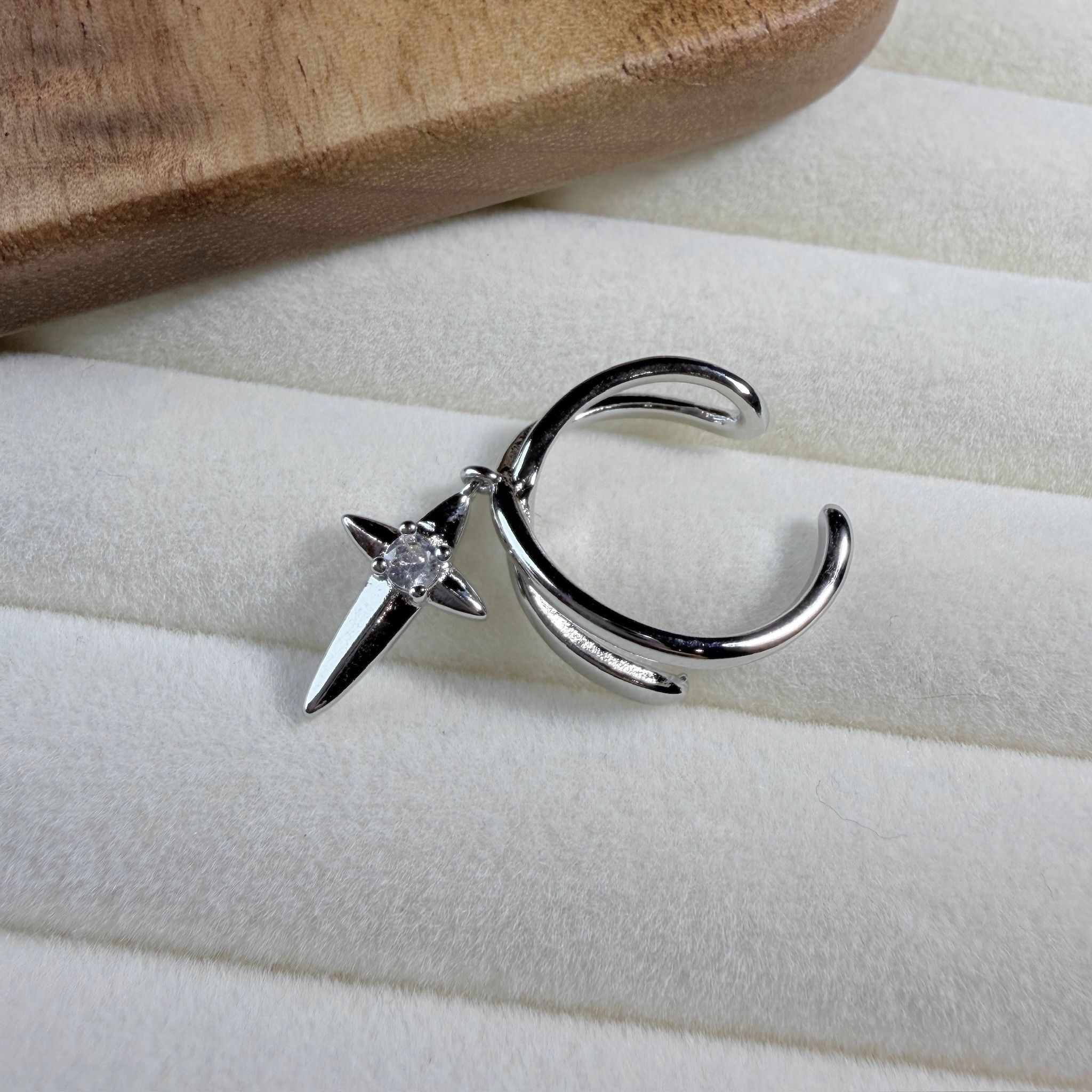 𝐍𝐎𝐖𝐀𝐃𝐀𝐘𝐒｜單隻-無耳洞十字架耳骨夾 耳骨夾 十字架 耳夾 nowadays