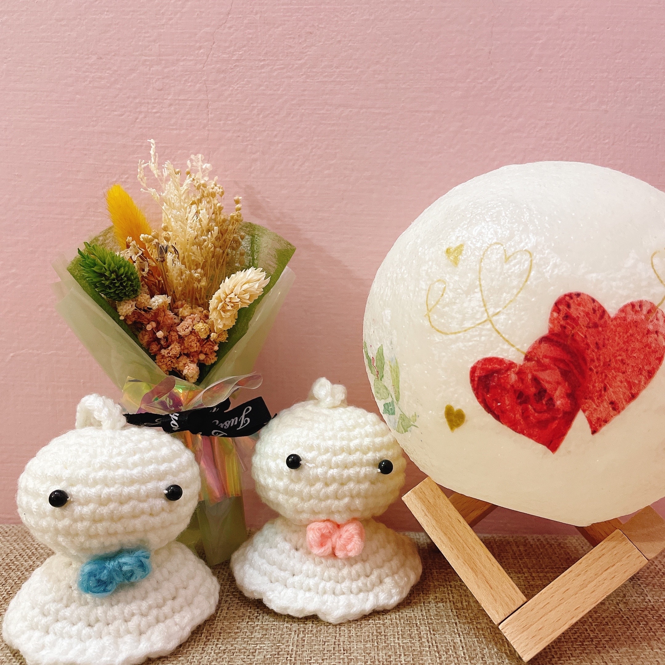 晴天娃娃  大小：7.5*6.5 7.5公分是最下面的圓弧形大小哦～  頭頂有毛線鉤的掛繩，長度約7公分！