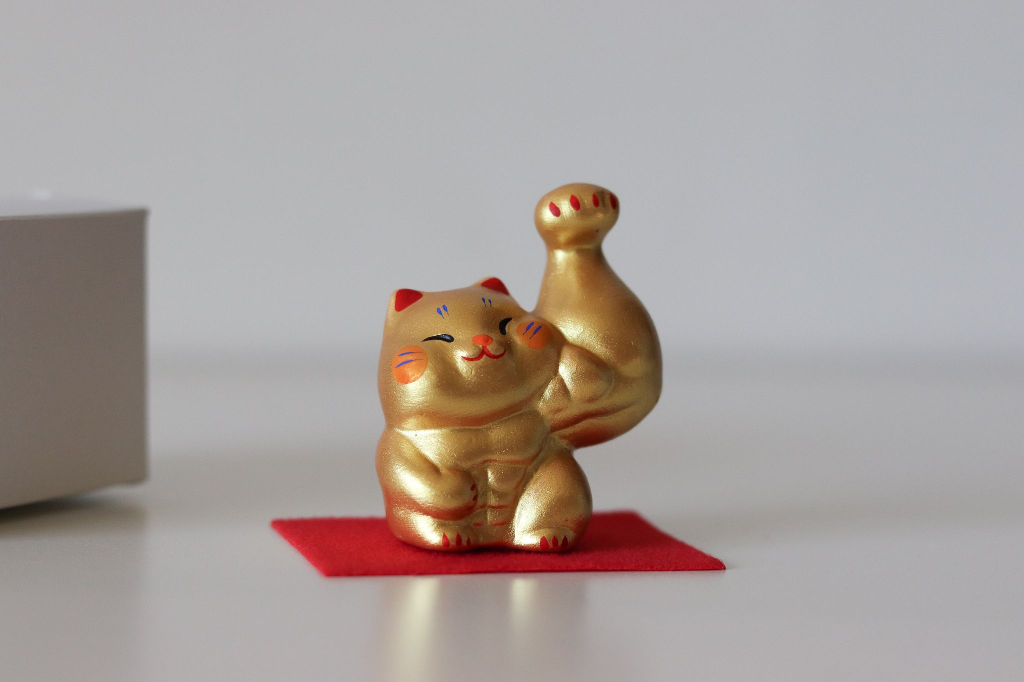 【Yourtableware】日本 龍虎堂 剛腕 招財貓（小/左手） 陶瓷擺飾 喬遷賀禮 開幕賀禮