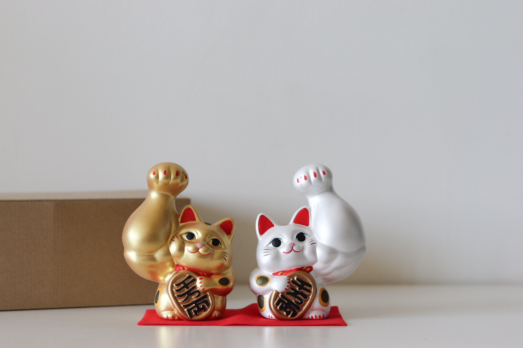 【Yourtableware】日本 龍虎堂 筋肉 剛腕 千萬兩 金銀招財貓（大）陶瓷擺飾 喬遷賀禮 開幕賀禮