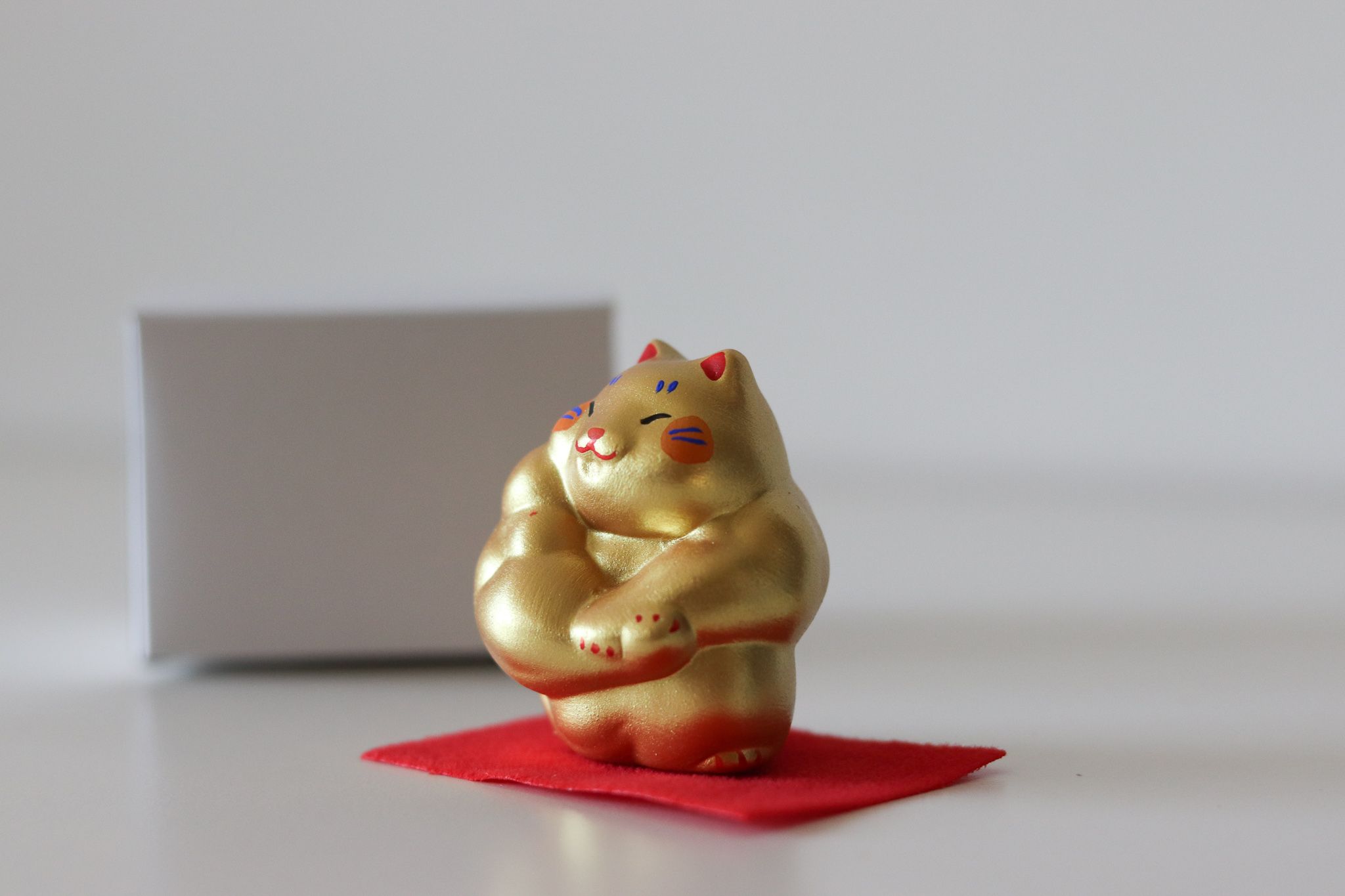 【Yourtableware】日本 龍虎堂 剛腕 招財貓（小/展示二頭肌） 陶瓷擺飾 喬遷賀禮 開幕賀禮