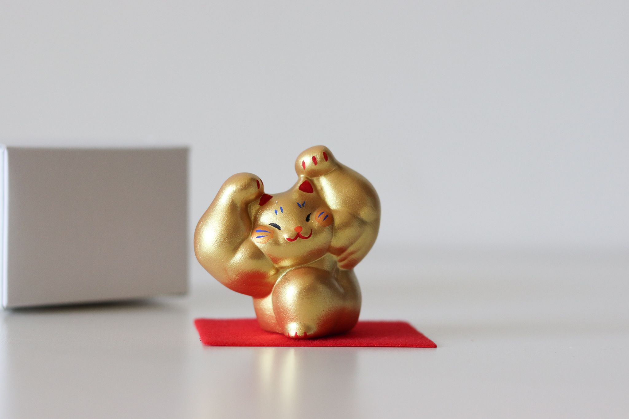 【Yourtableware】日本 龍虎堂 剛腕 招財貓（小/展示雙手肌肉） 陶瓷擺飾 喬遷賀禮 開幕賀禮