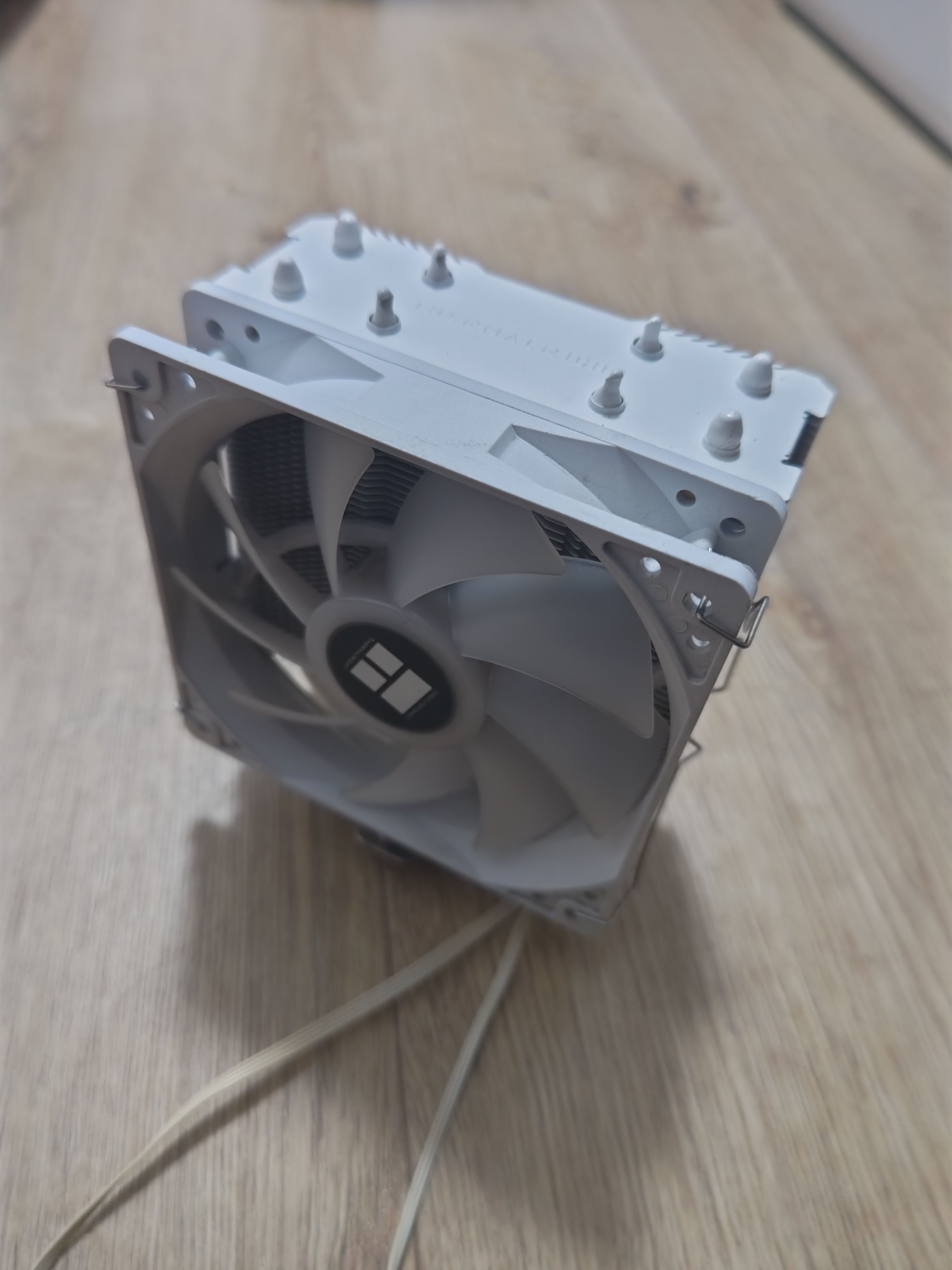 利民  AX120 white SE ARGB