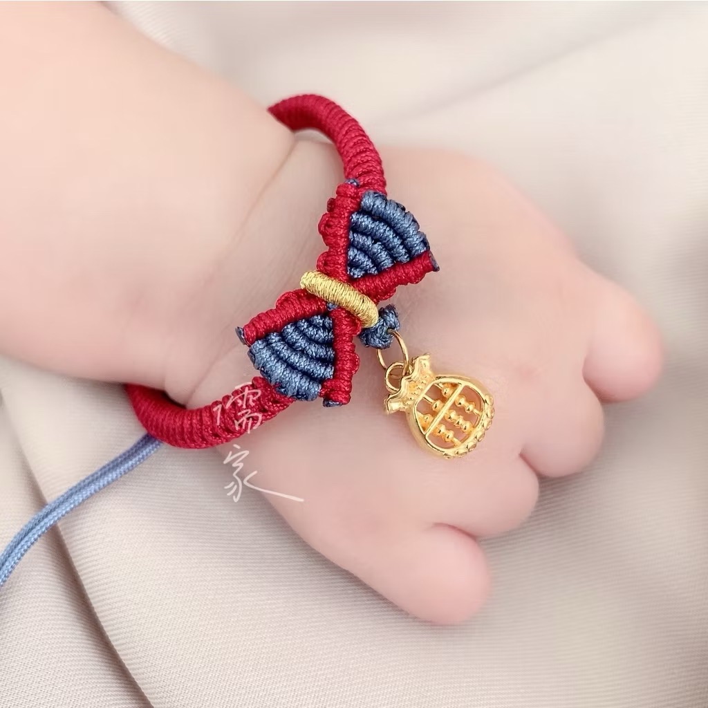 ￼儒家寶寶👶🏻彌月金飾 純金9999 算盤福袋 編織手繩/手鍊 彌月 飾品 手鏈