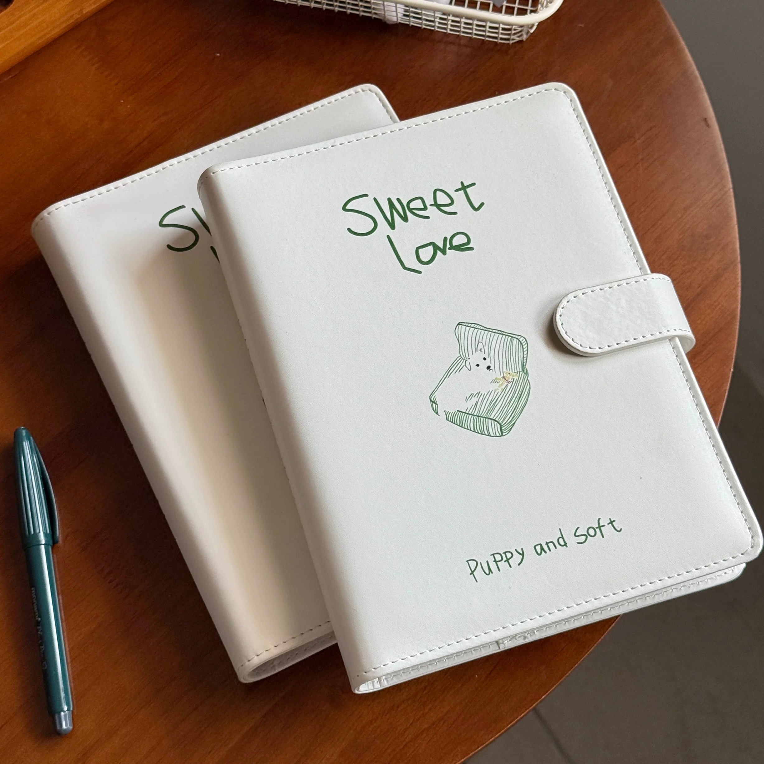 𝑥𝑒𝑛𝑜𝑧 可愛沙發小狗皮質卡冊｜卡冊