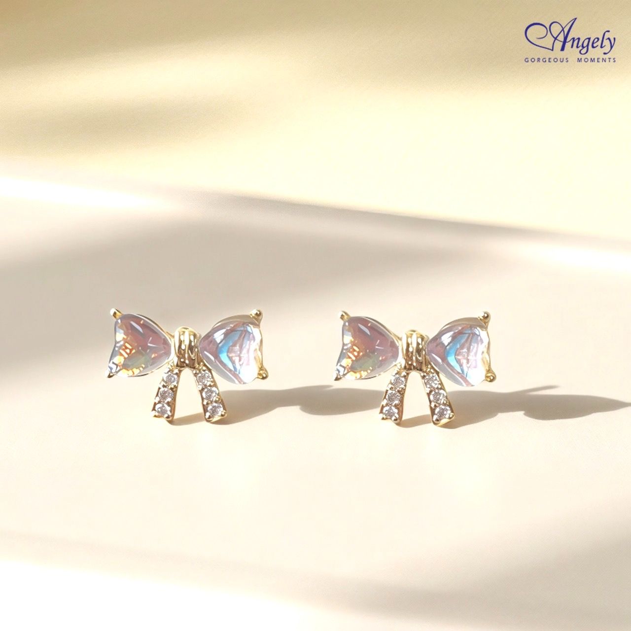 【Angely】浪漫煥彩蝴蝶結耳環(享盒裝服務)| 小巧 氣質 精緻 生日禮物 情人禮物 女生禮物 女友禮物