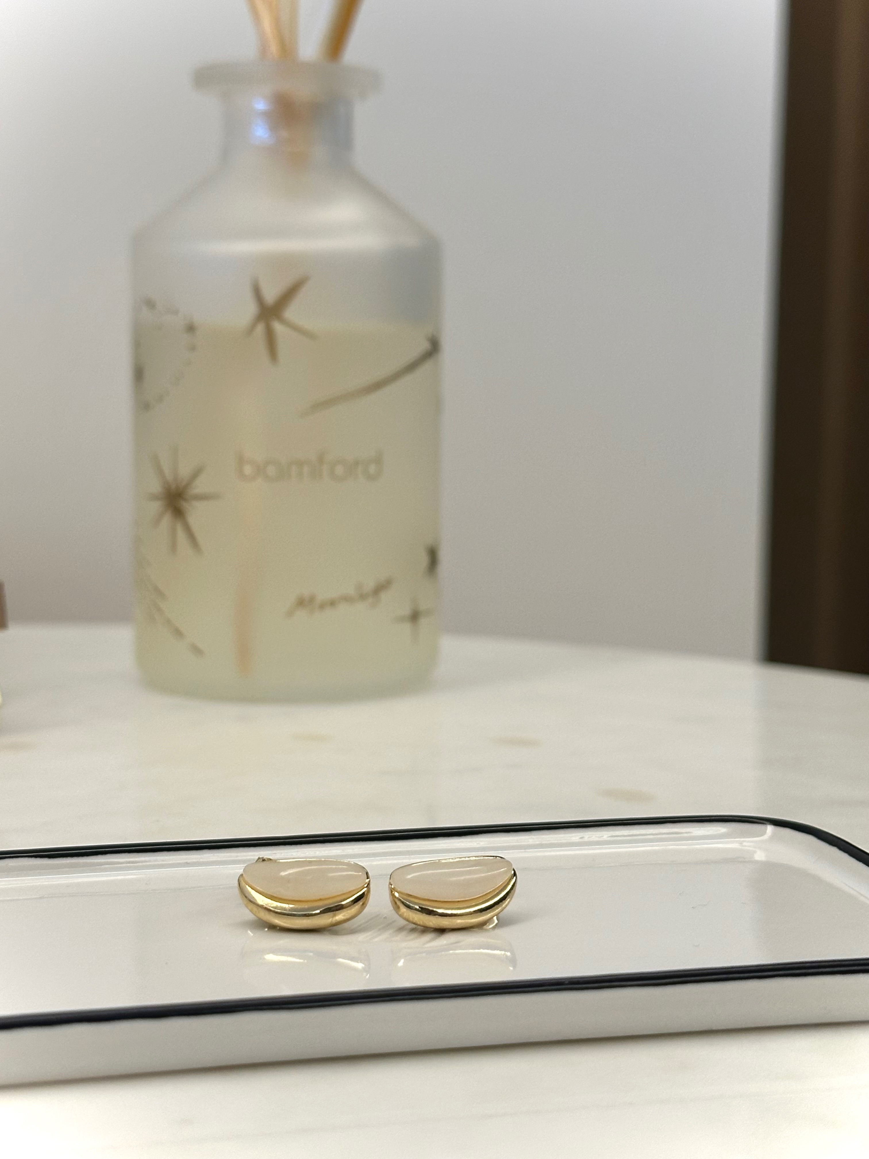 上弦月 白色 耳針式耳環一對