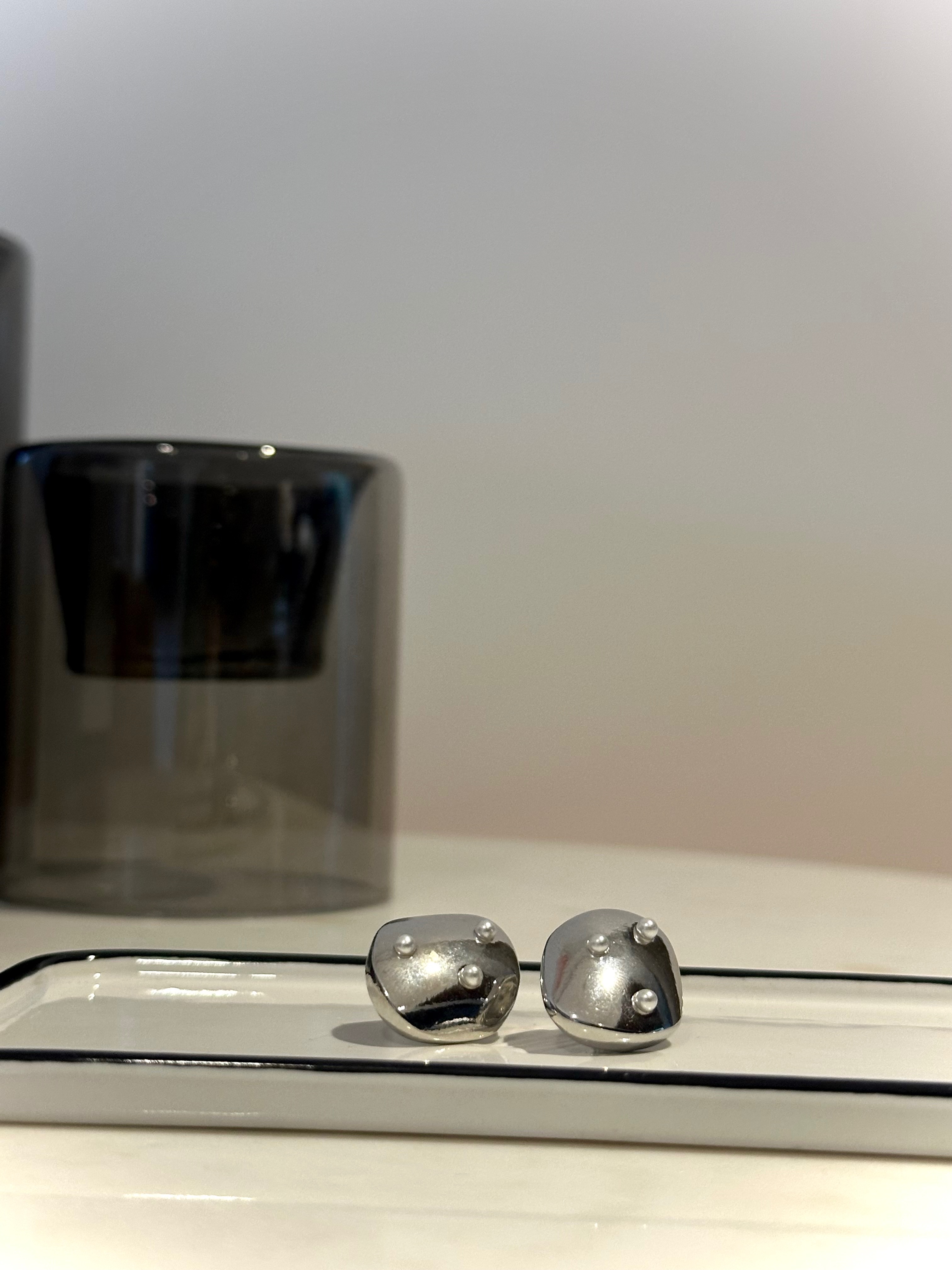 珍珠點點 銀色 耳針式耳環一對