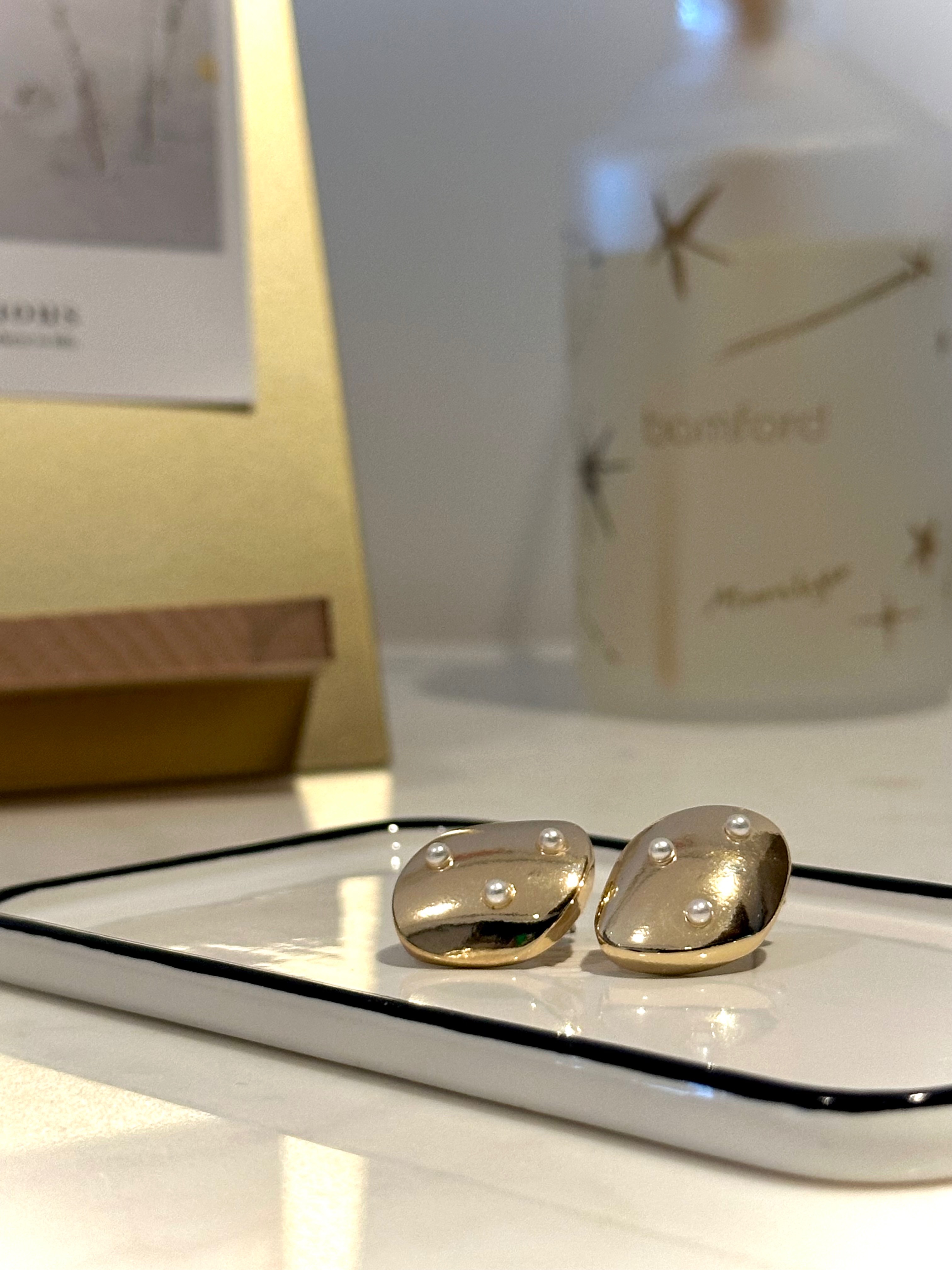 珍珠點點 金色 耳針式耳環一對