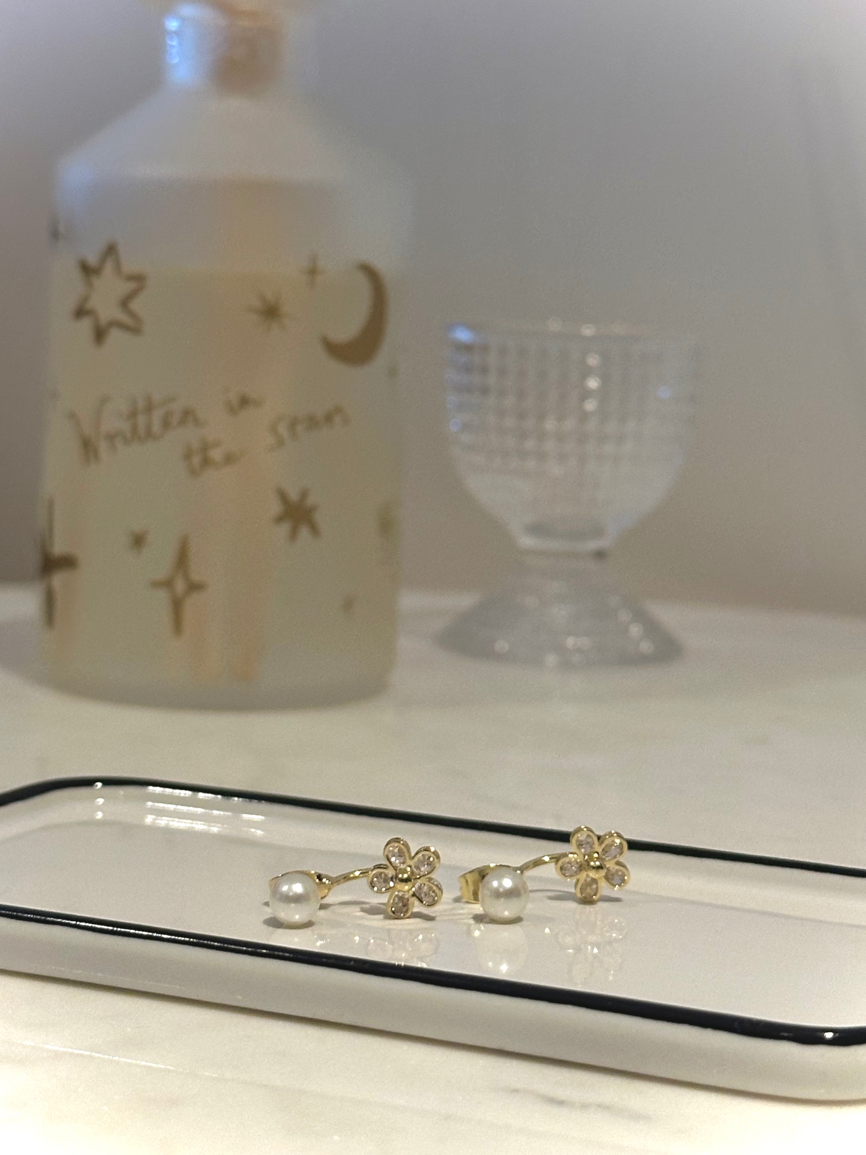 法式珍珠微光花朵 耳針式耳環一對