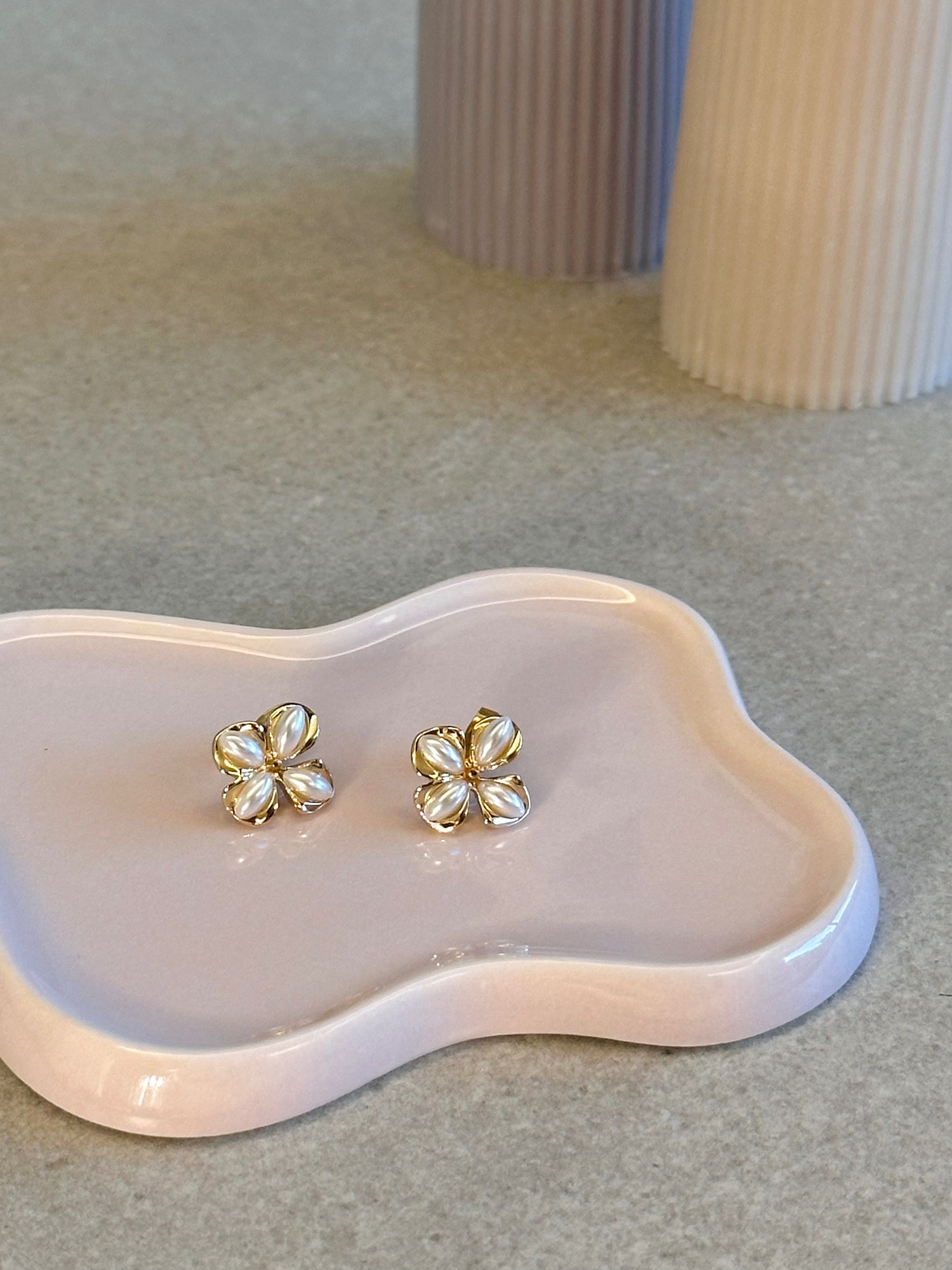 四瓣花朵 耳針式耳環一對