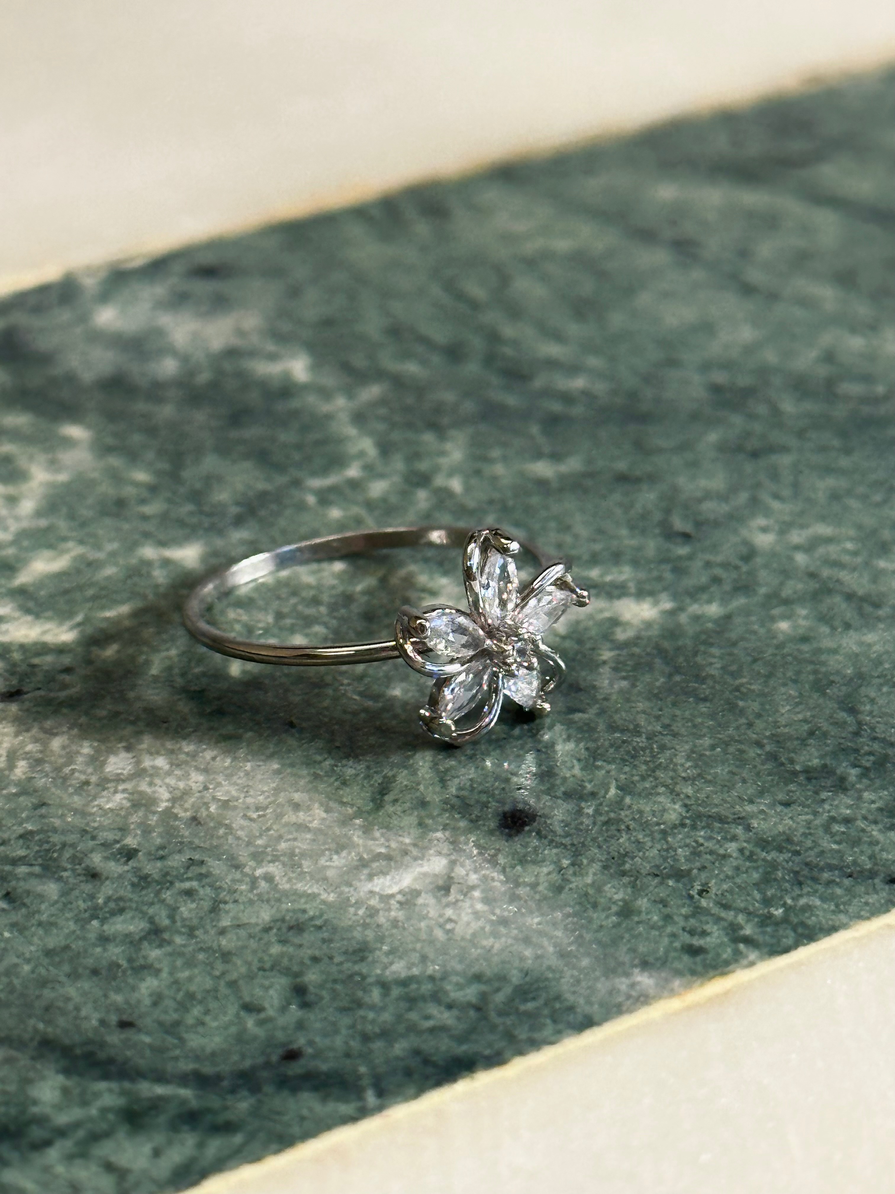 璀燦花朵 銀色 戒指一枚