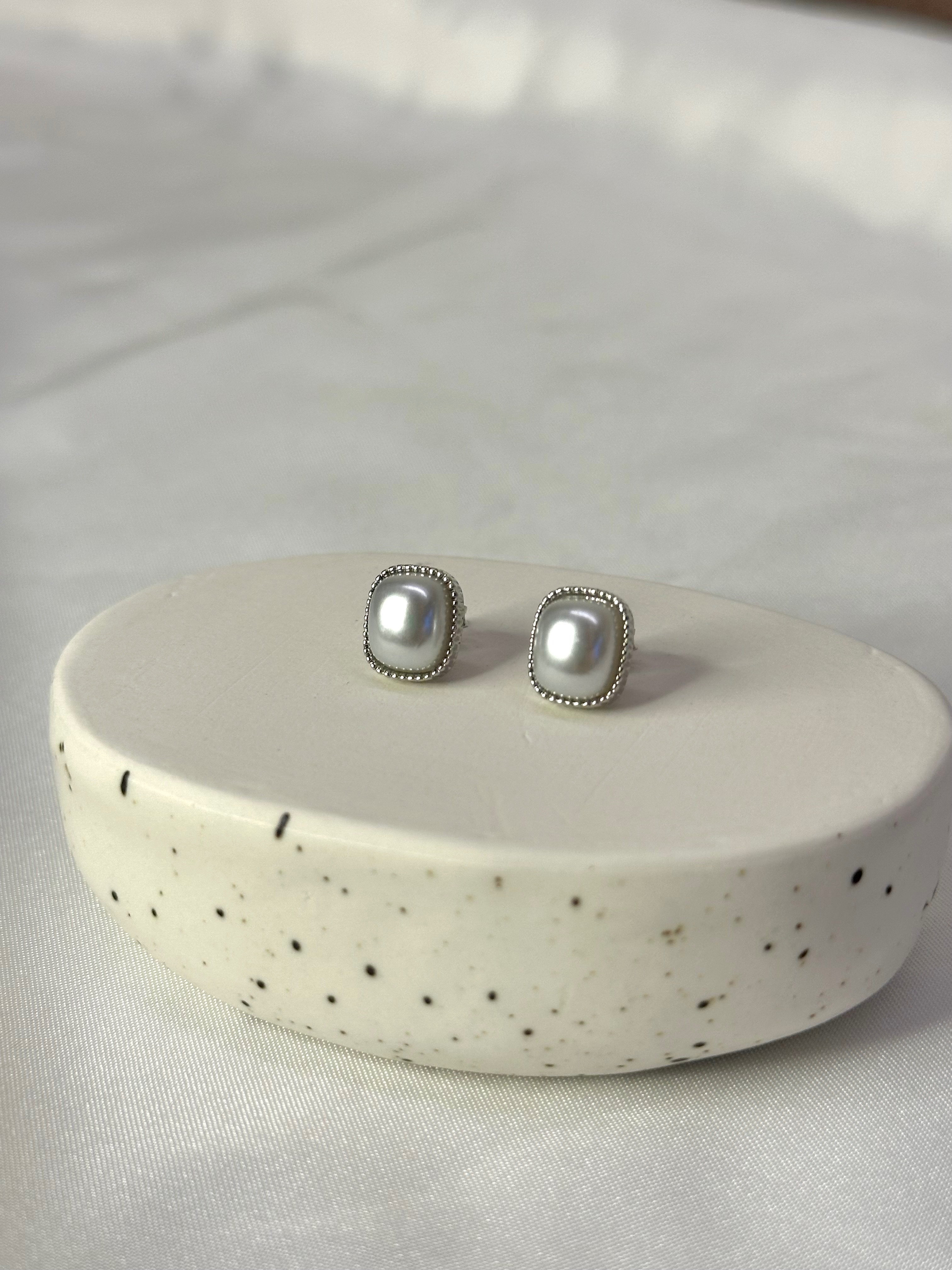 古典方珍 銀色 耳針式耳環一對