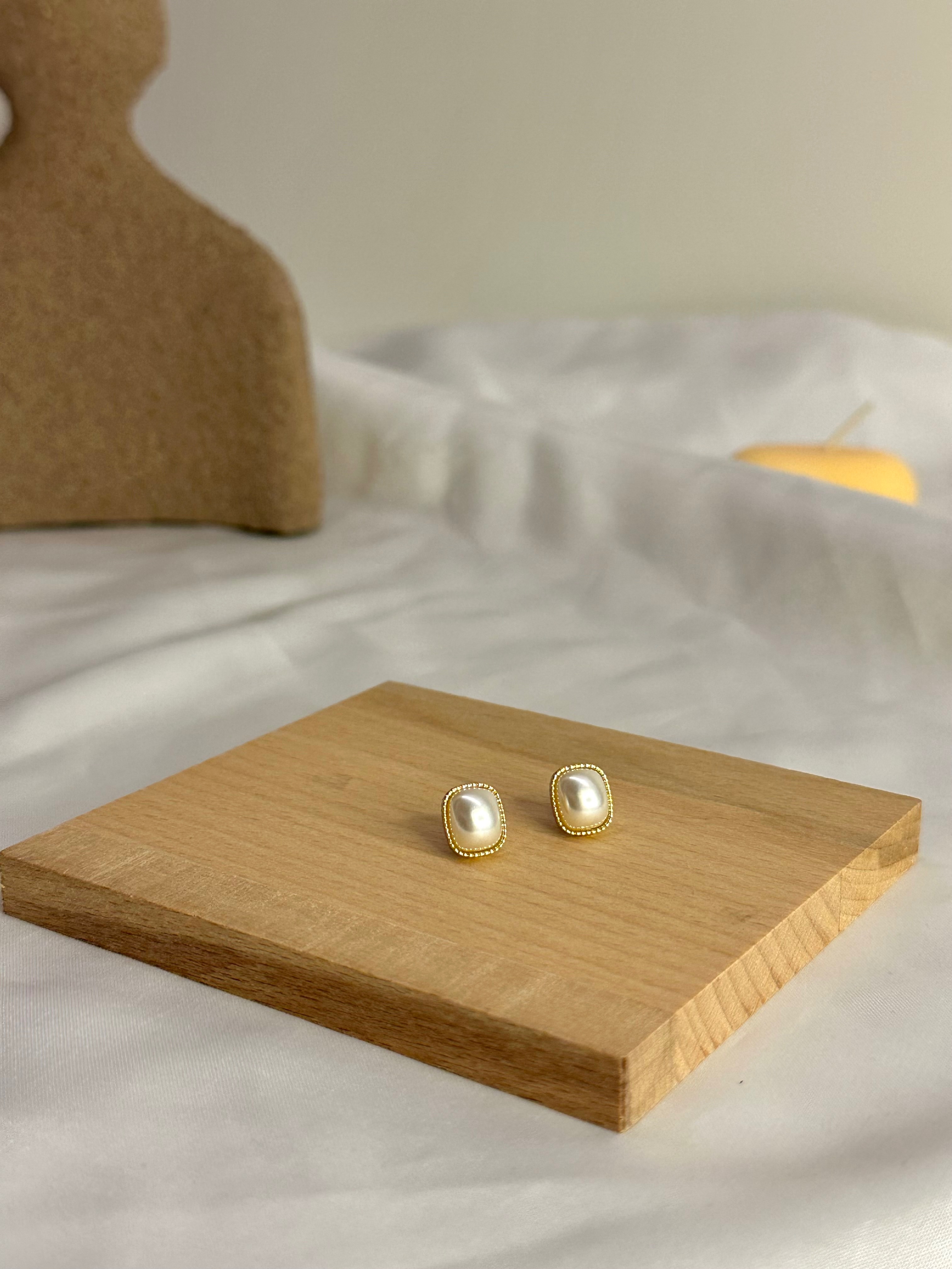 古典方珍 金色 耳針式耳環一對