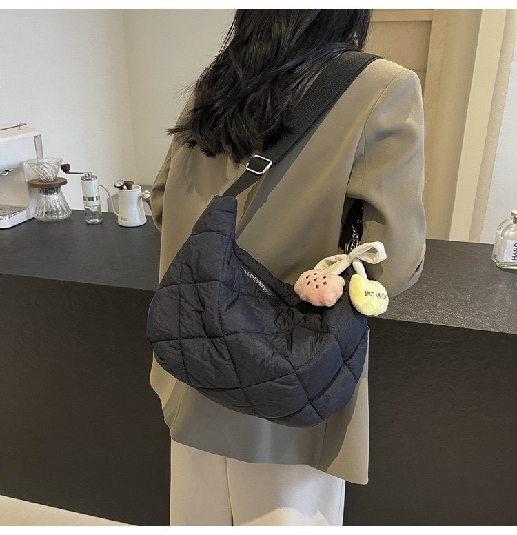 防潑水輕量附贈可愛吊飾空氣斜背包📦現貨黑