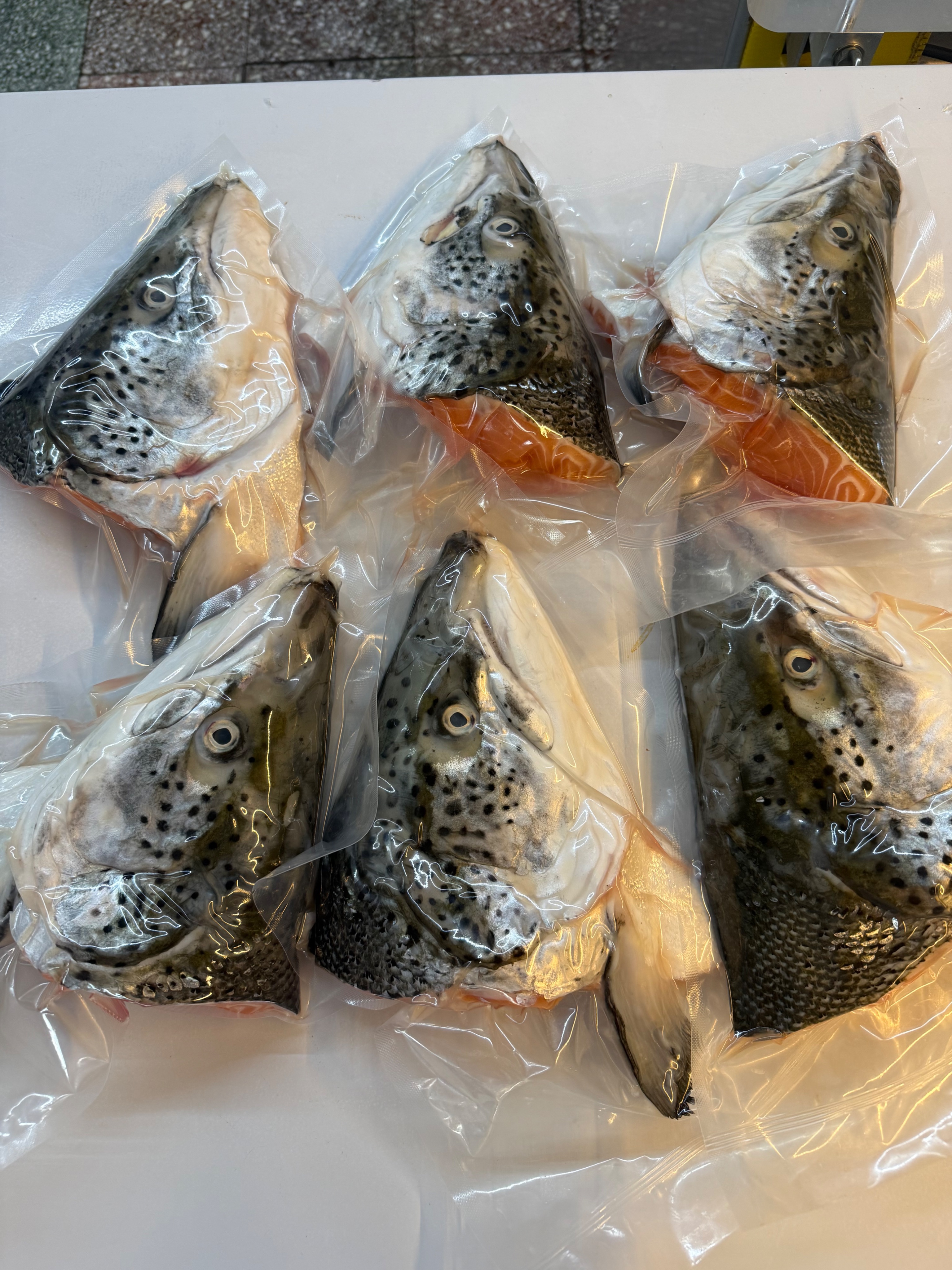 丹麥法羅鮭魚頭（半）280/斤