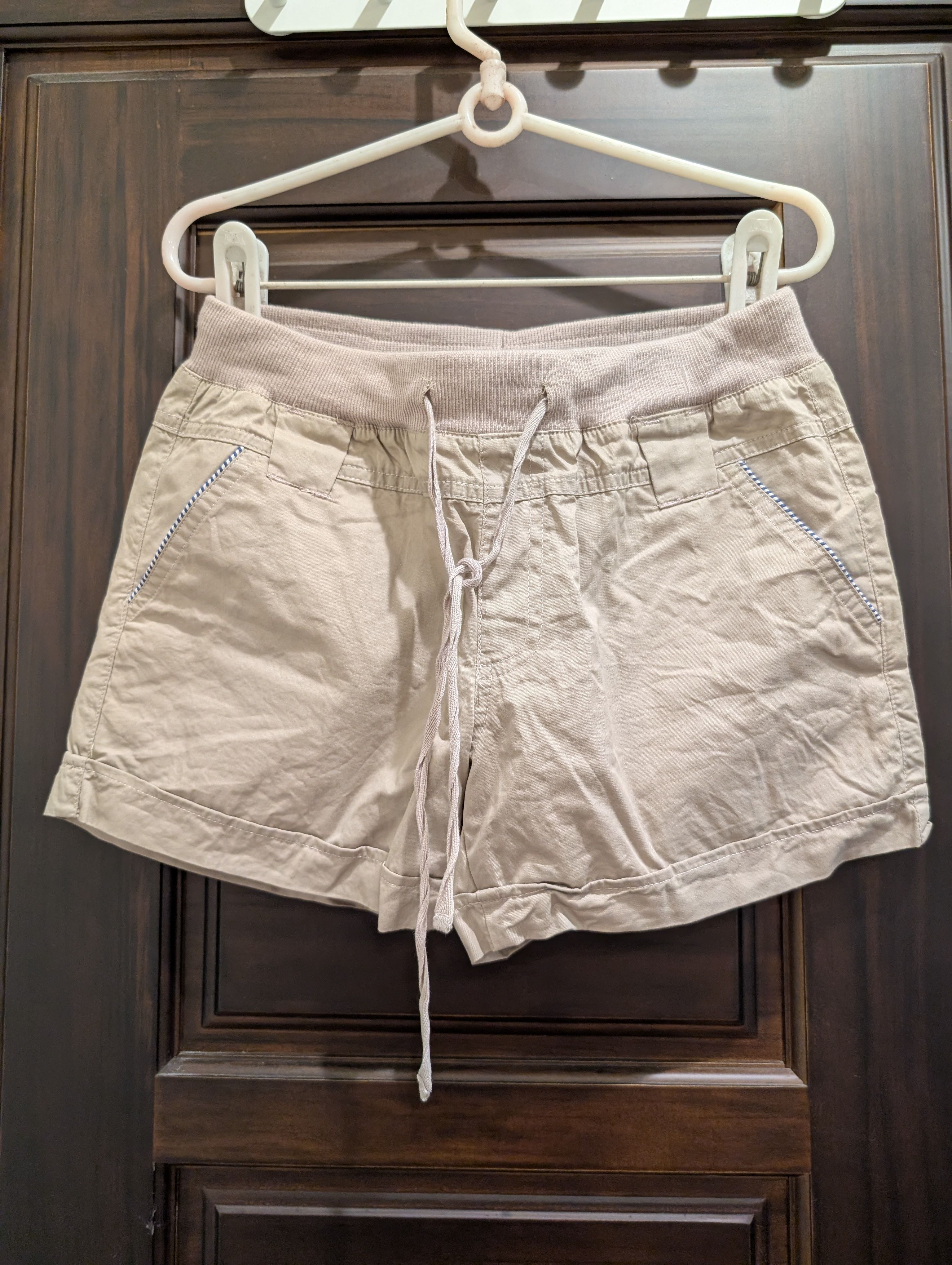 米色短褲