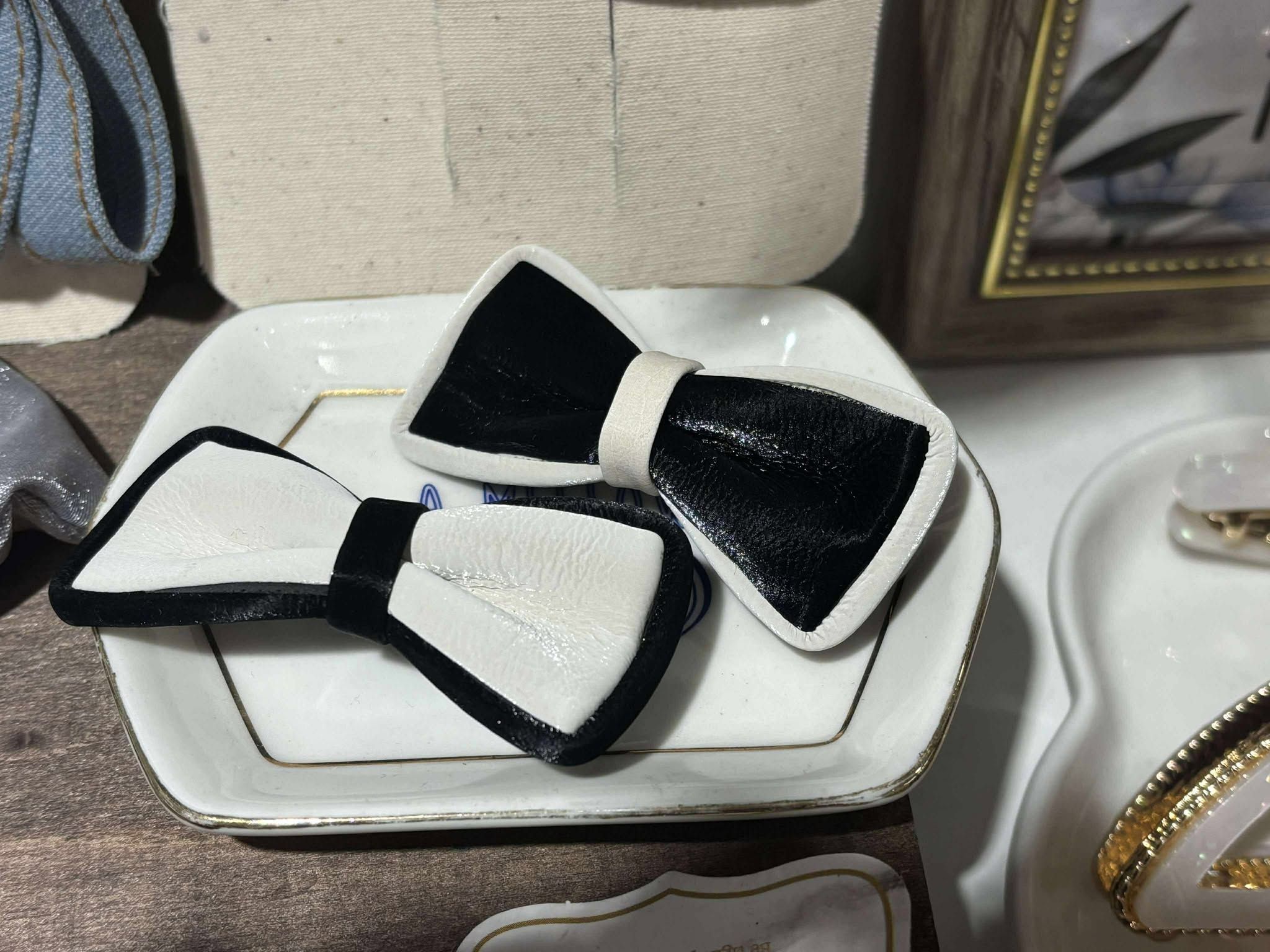 韓系皮質撞色蝴蝶結鴨夾  （米杏/黑）