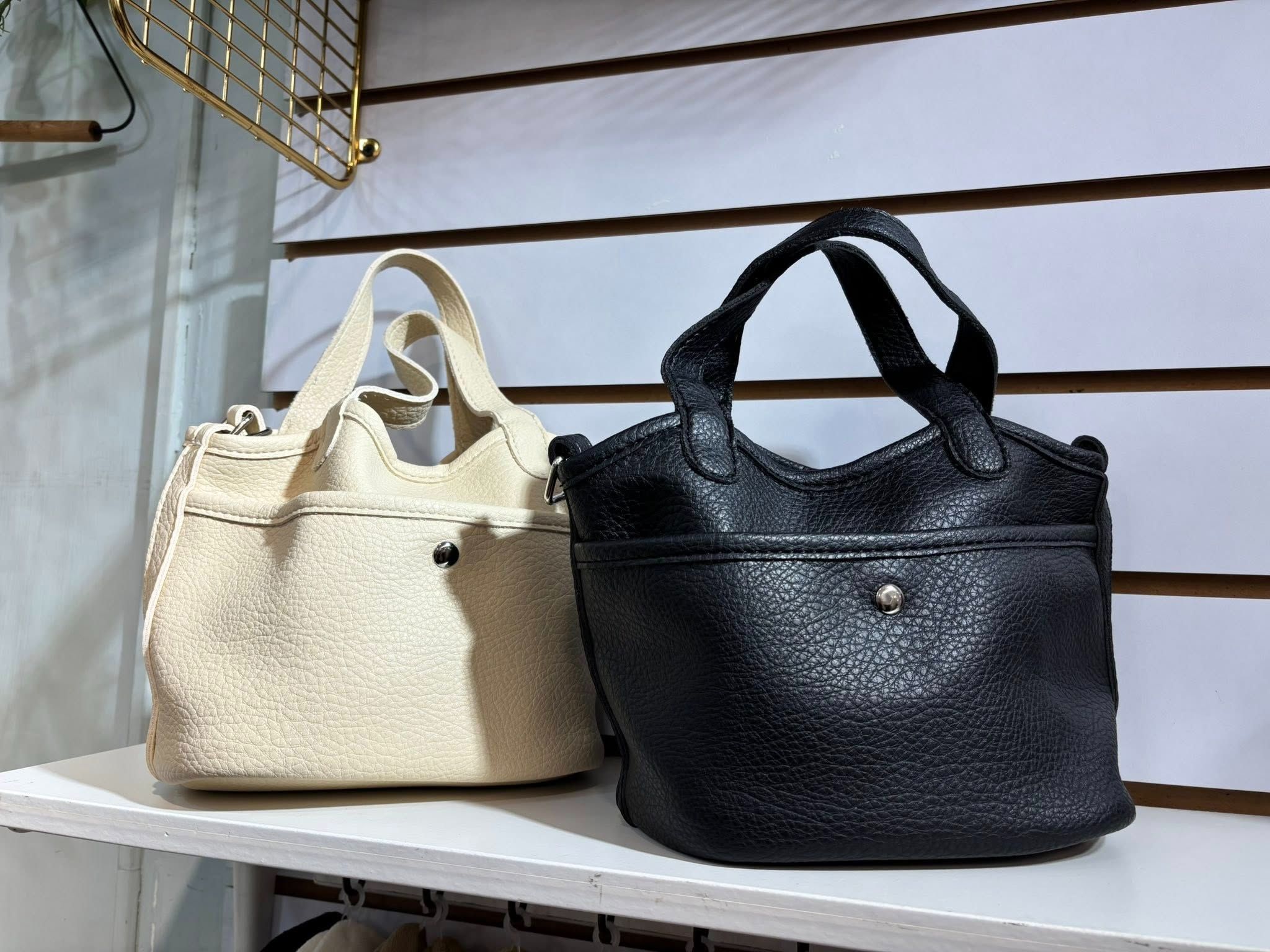 新品來嘍～ 🤍🖤  韓系質感菜籃子設計 軟皮質手提包  2 色 - 米黃/經典黑