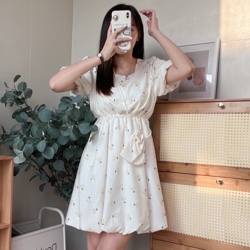 米黃碎花短洋裝含珍珠鍊小包