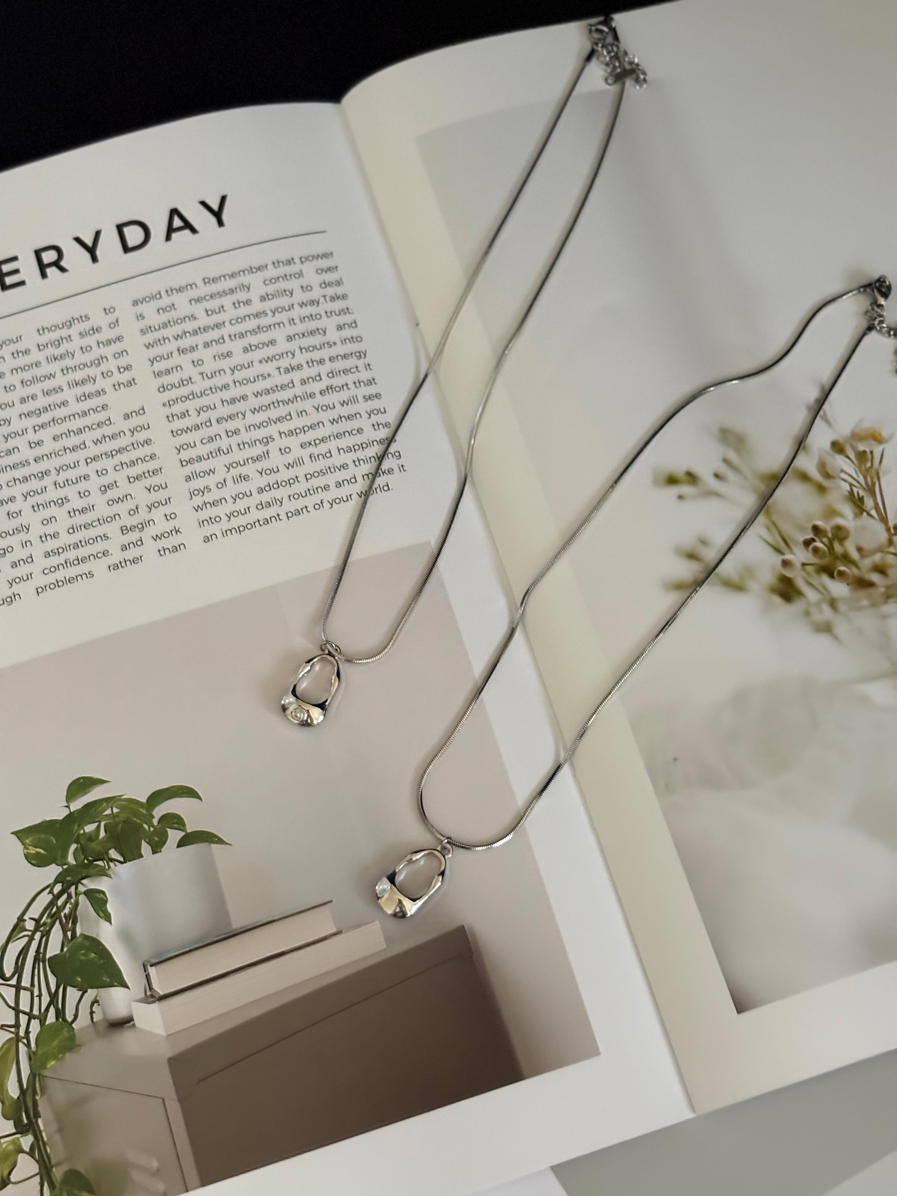 水滴熔岩鏤空隕石項鍊（現貨）