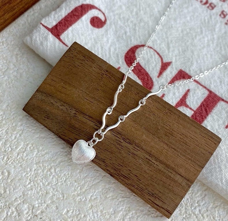 拉絲磨砂愛心波浪線條項鍊