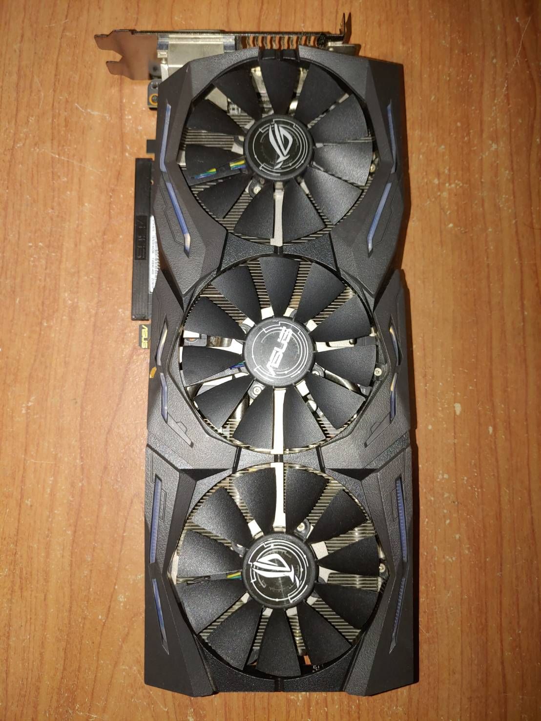 ASUS ROG 1070 8G 顯卡
