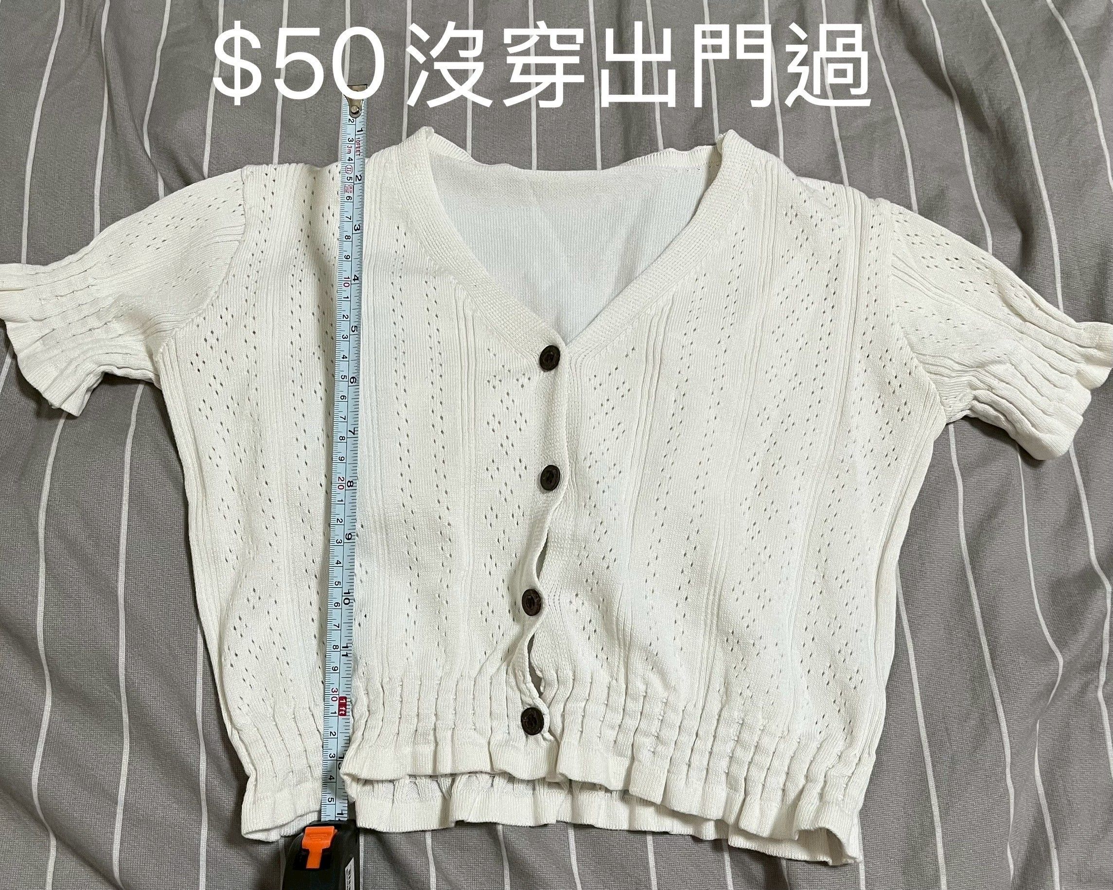 白色鈕扣上衣（走賣貨便會+$10 ）