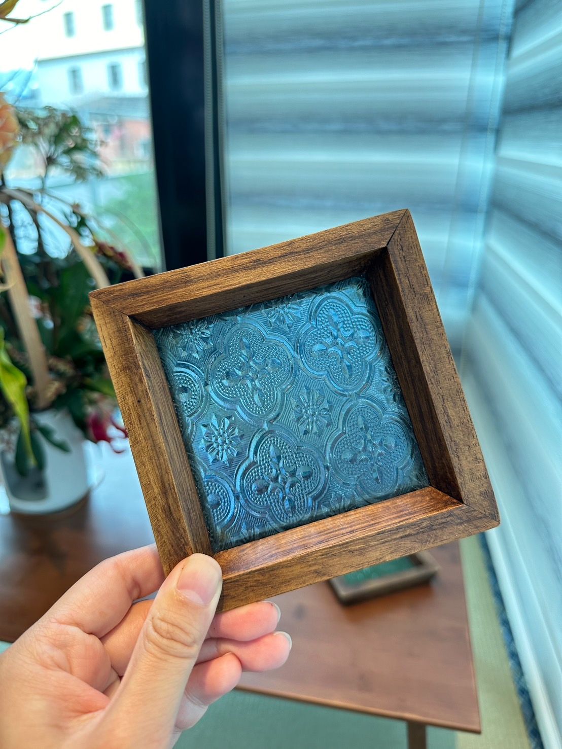 柚木窗花托盤｜稀有綠色/藍色海棠花玻璃｜木質盤