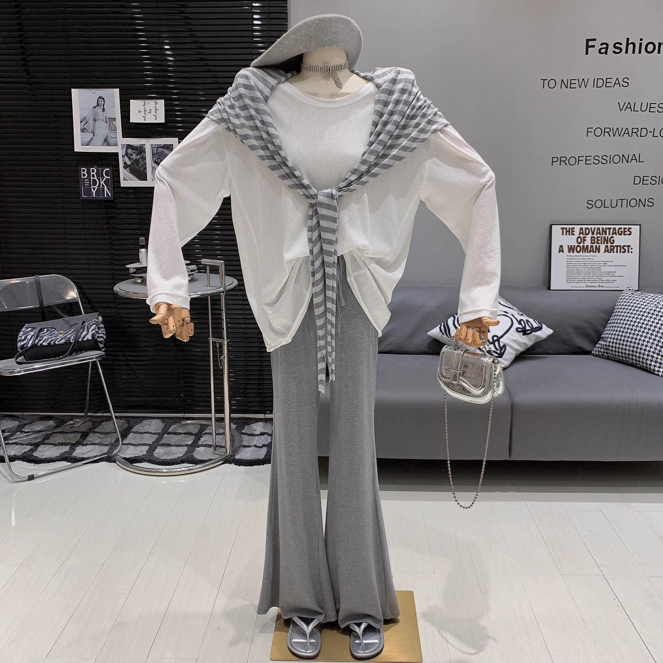 慵懶風白色上衣+條紋披肩+休閒喇叭褲三件套裝