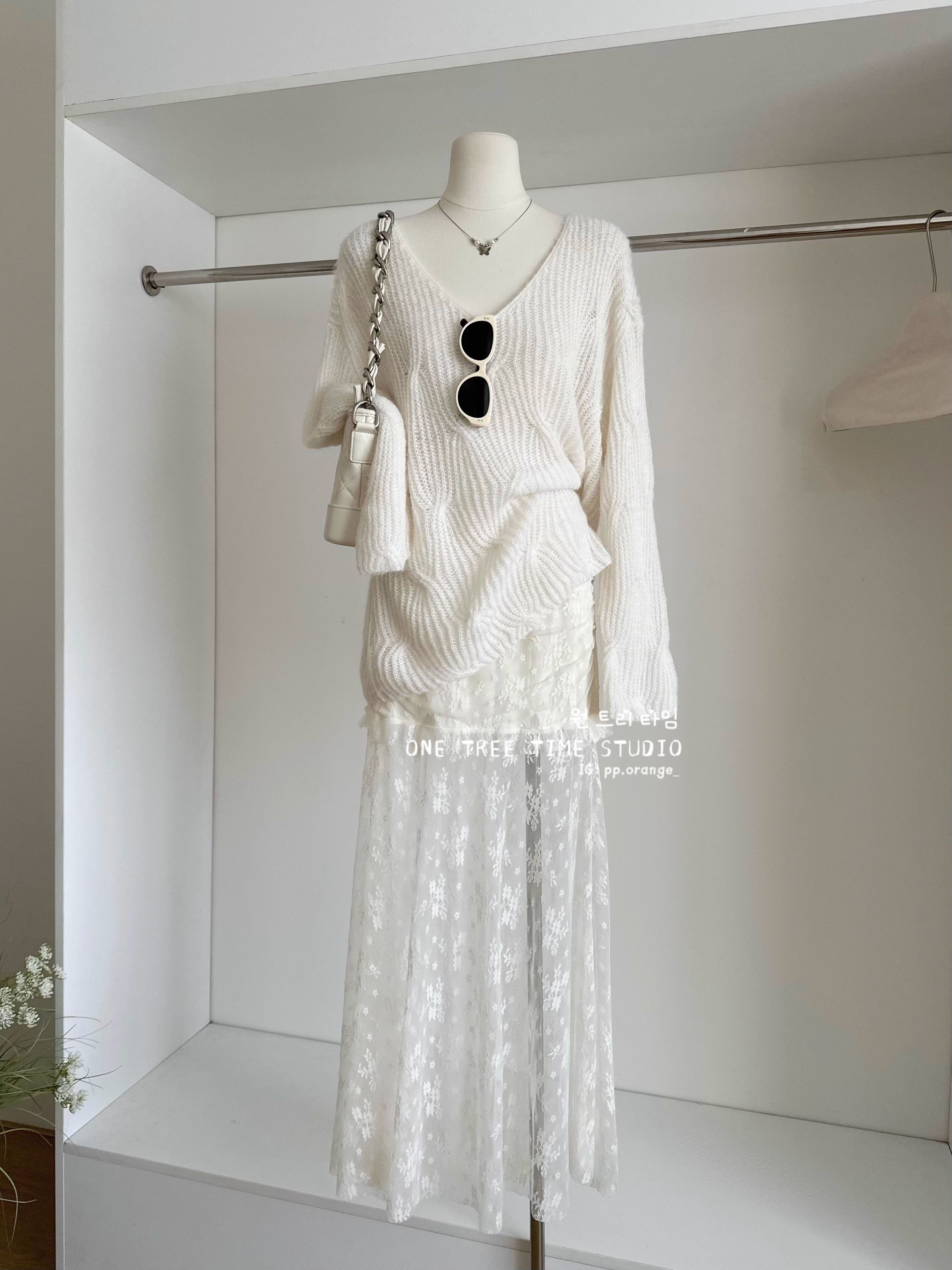 溫柔風寬鬆V領毛衣+蕾絲拼接長裙兩件套裝