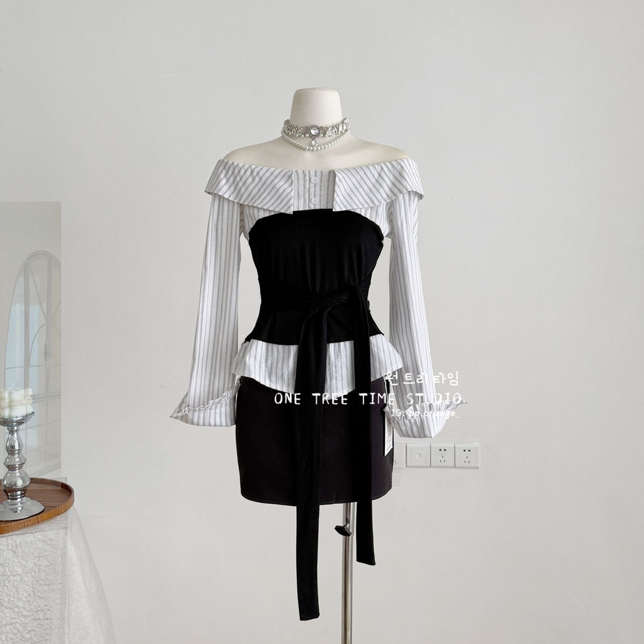 甜辣風條紋一字領撞色拼接收腰上衣+包臀短裙兩件套裝