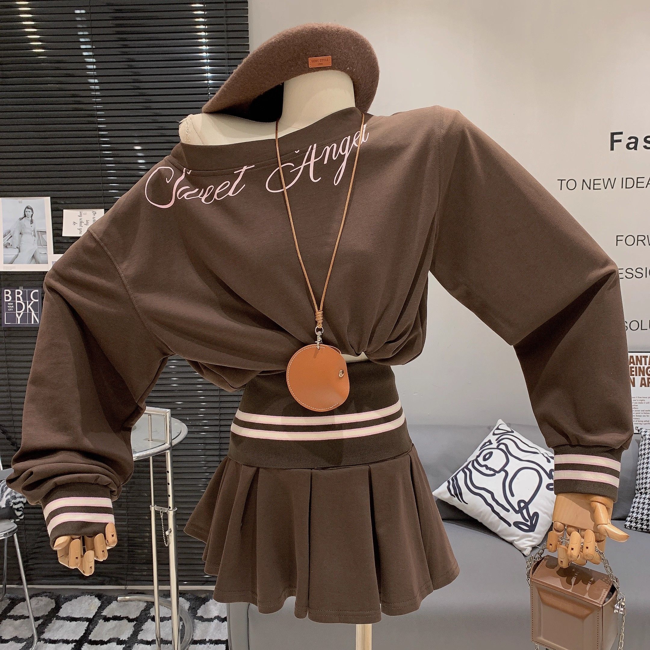 甜辣風斜肩字母長袖上衣+百褶短裙兩件套裝