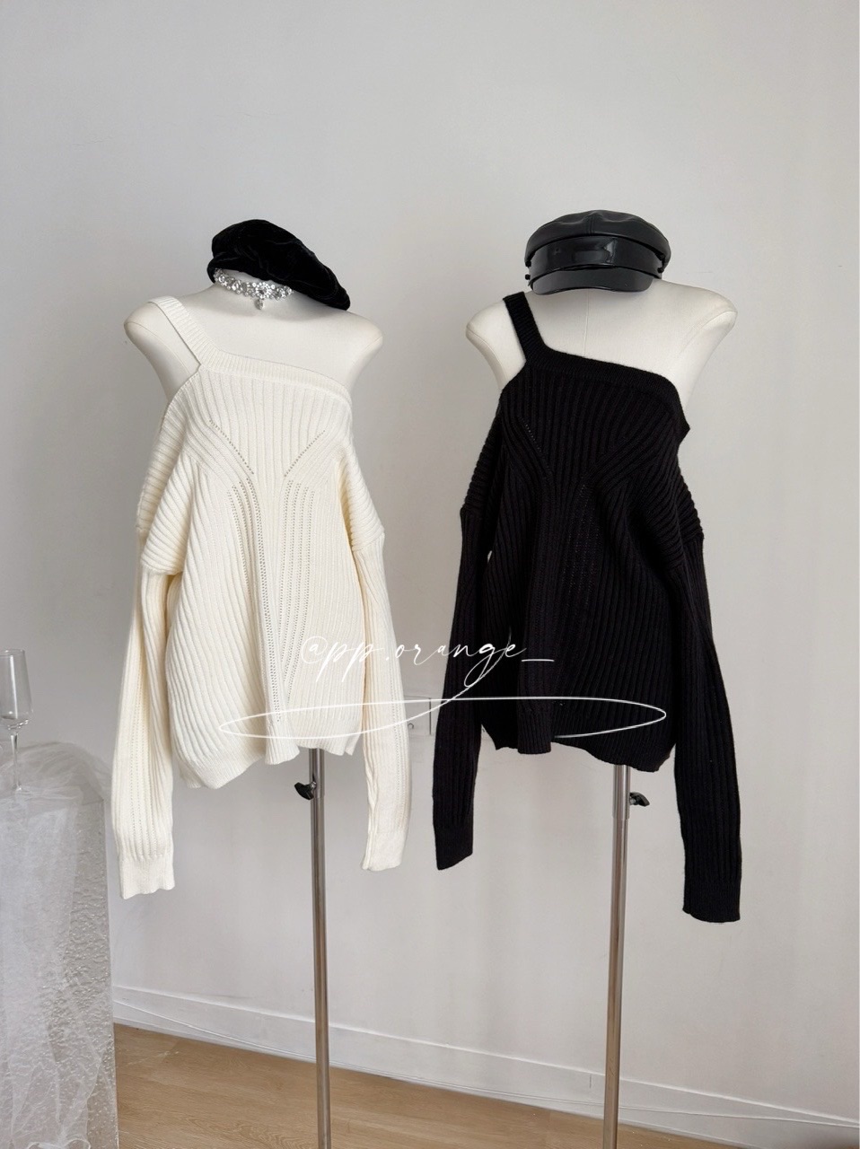 溫柔小心機露肩掛脖寬鬆坑條針織毛衣