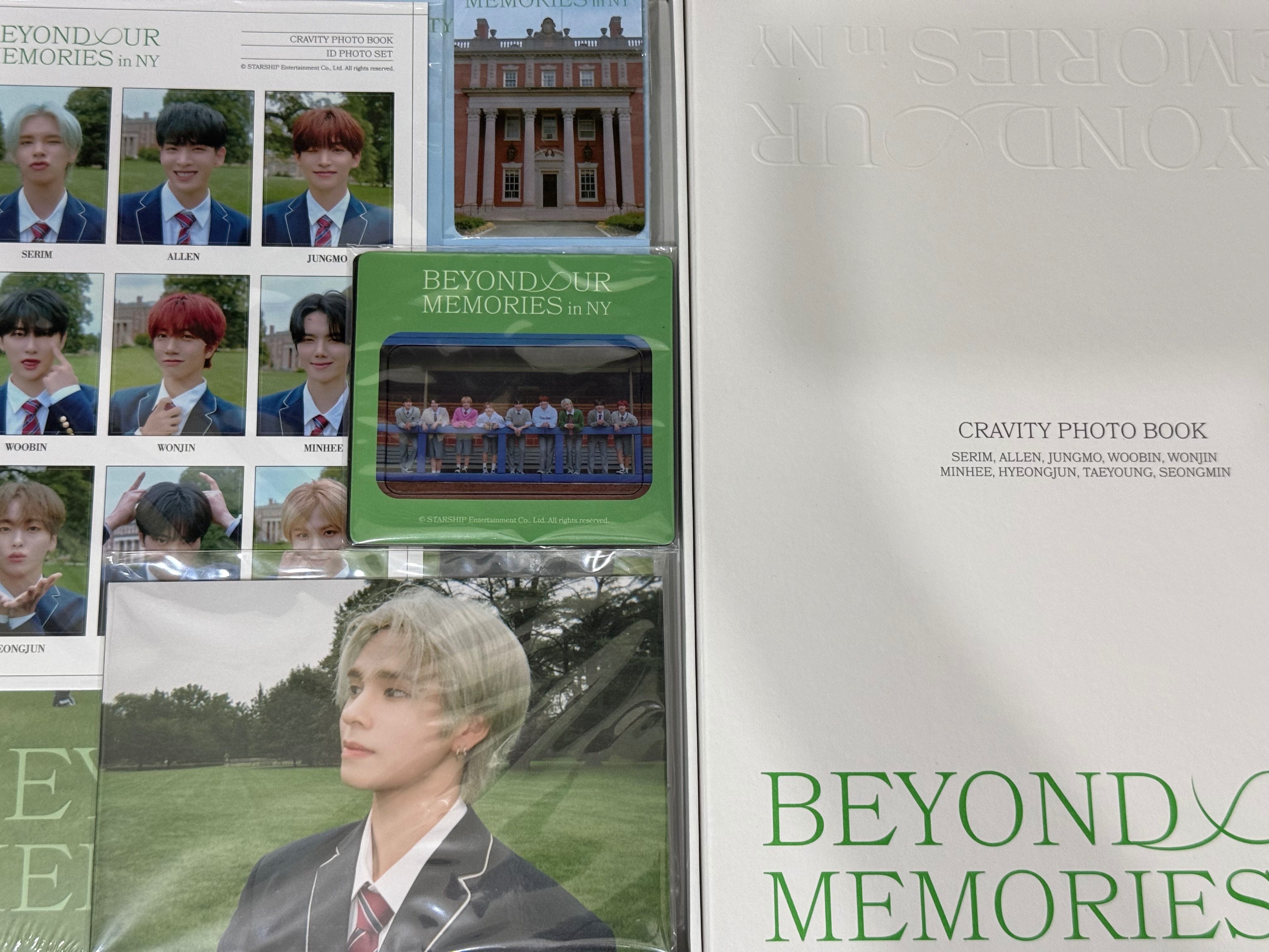寫真 Beyond our memories in NY （內容物封膜均未拆，外殼有損）