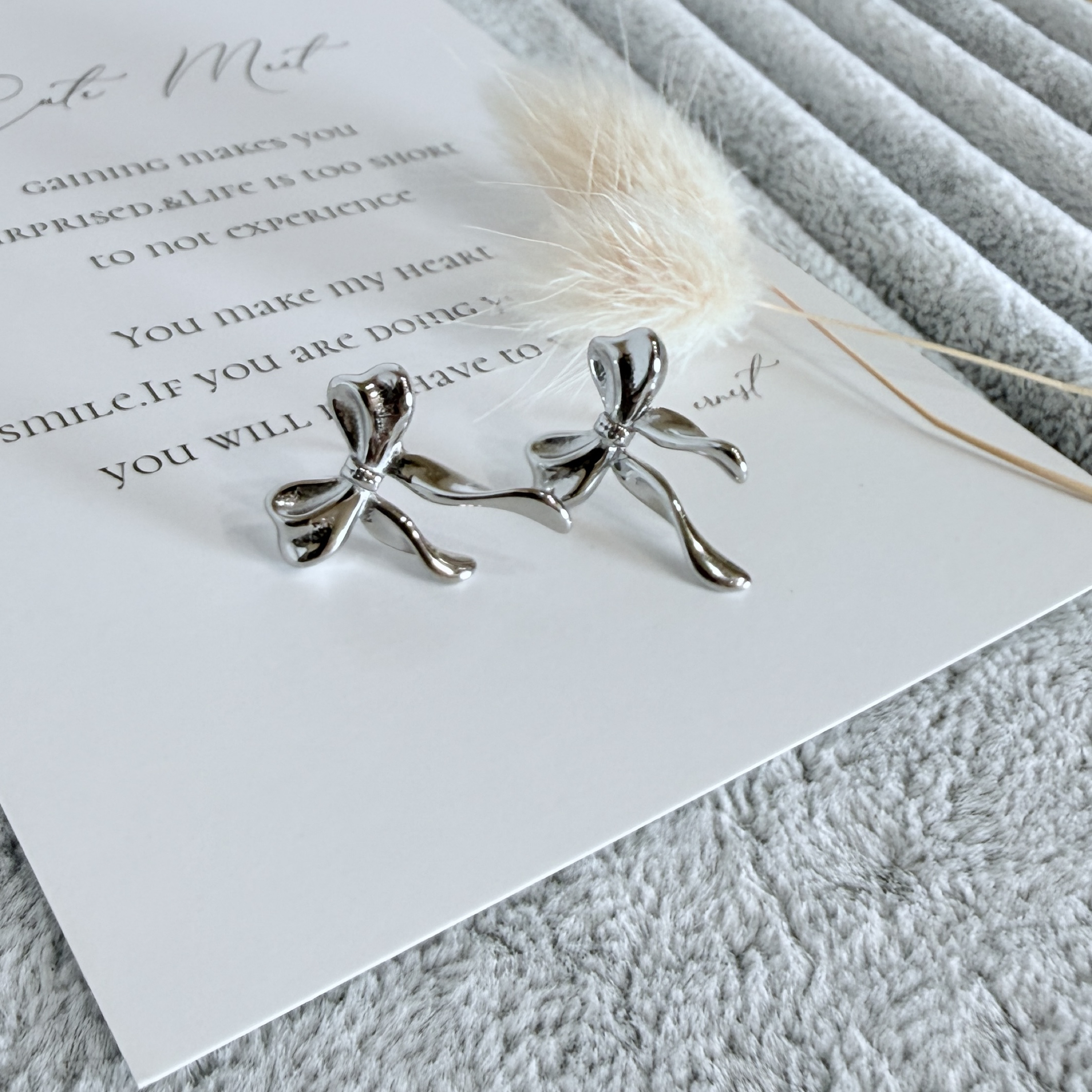 （3月新品） 輕舞蝴蝶結耳環*鈦鋼（不鏽鋼.醫療鋼.西德鋼）