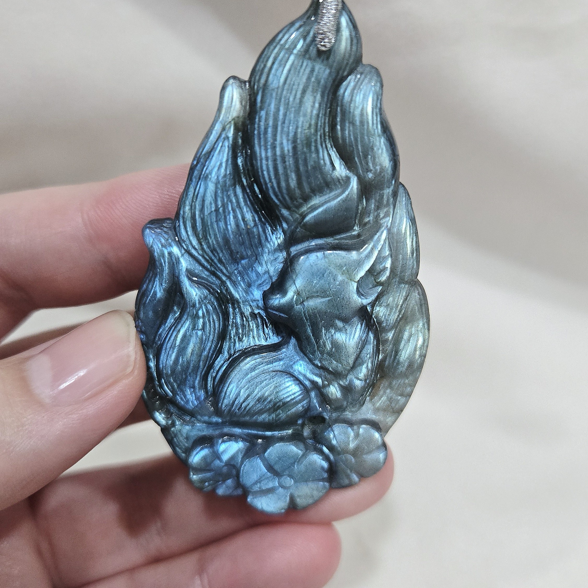 藍滿光拉長石一葉致富九尾狐 70*40*14mm