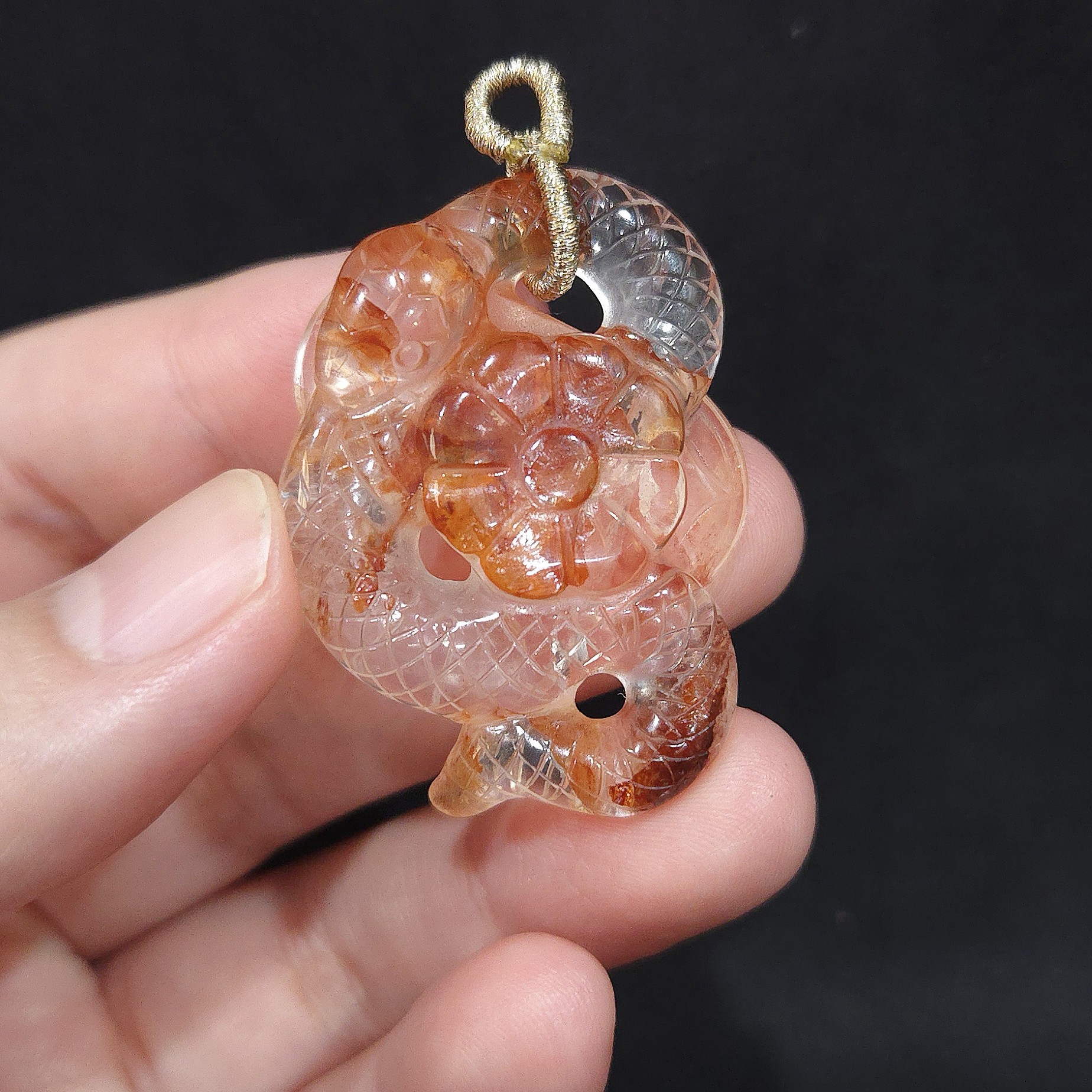 紅膠花帶桃花蟒仙吊墜 41*30.5*11mm