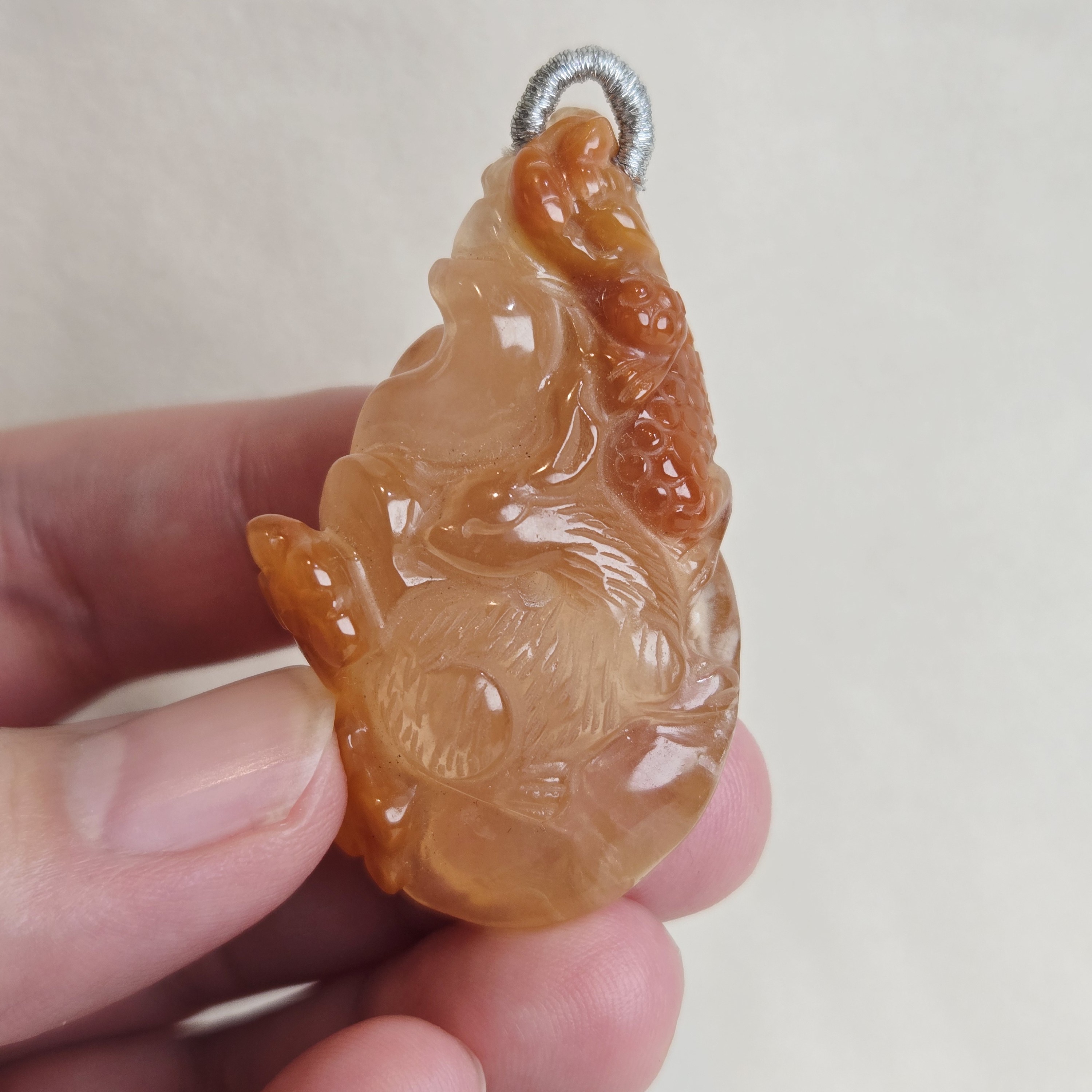 紅兔毛帶三腳金蟬魅力九尾狐吊墜 46*27*21mm
