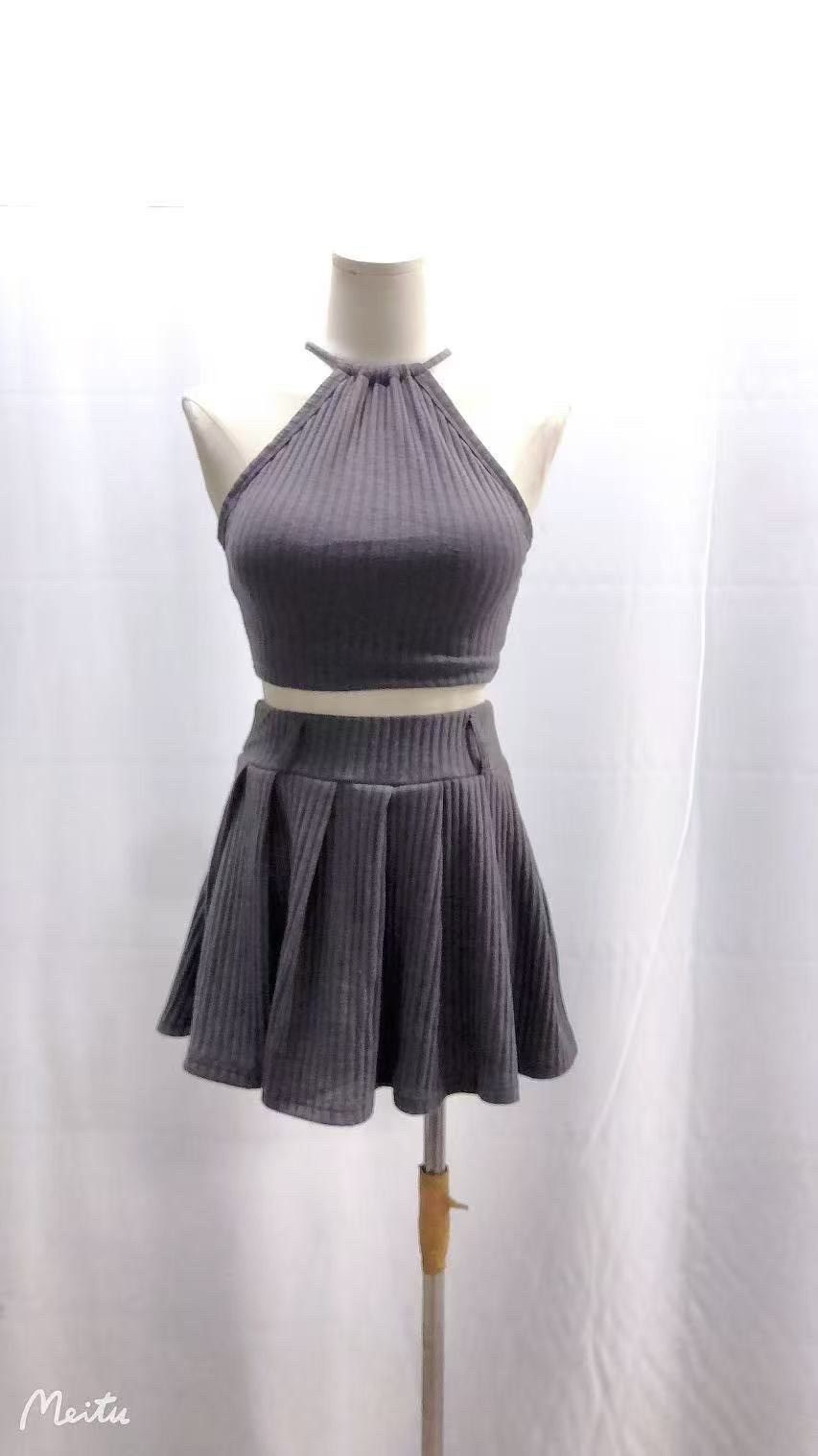 坑條削肩背心+坑條白褶裙