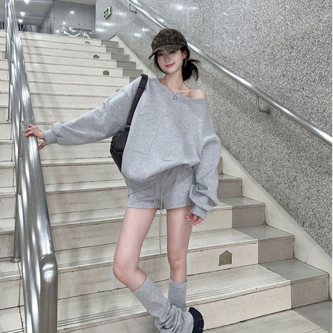 美式寬鬆露肩長袖上衣及顯腿長棉短褲