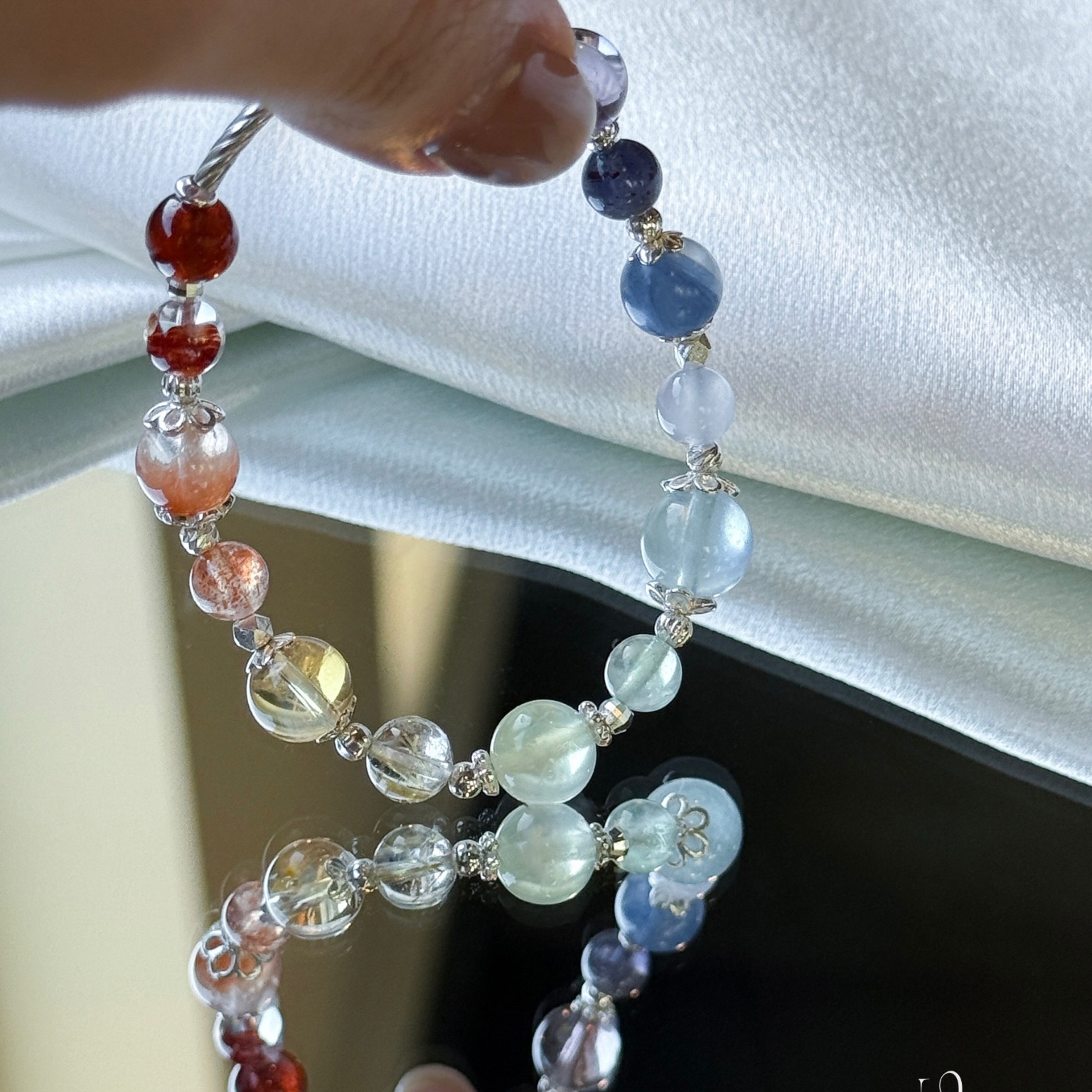 微笑彩虹——石榴石、紅膠花、紅兔毛、太陽石、黃水晶、鈦晶、葡萄石、海藍寶、藍玉髓、藍晶石、堇青石、紫水晶