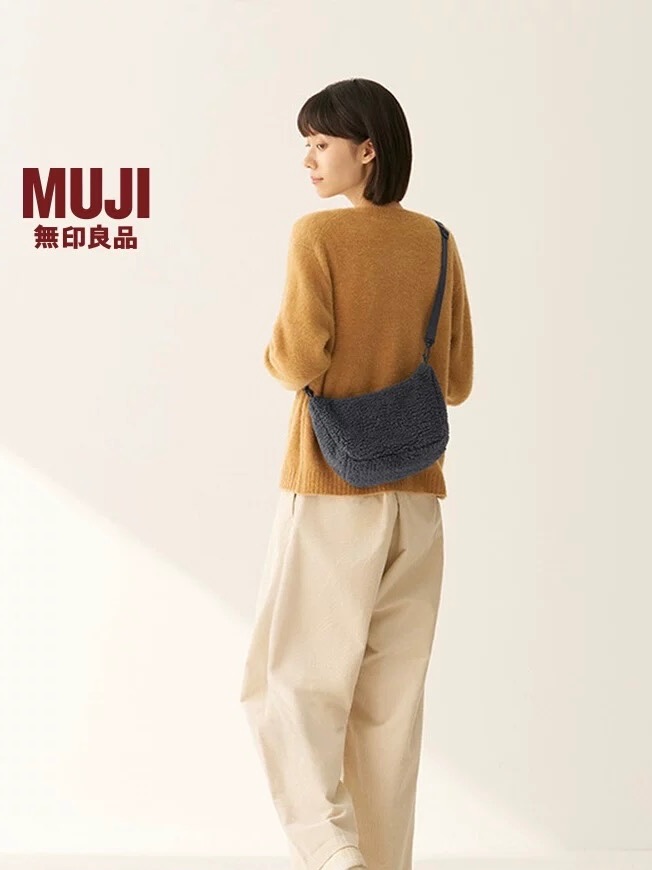 無印良品 MUJI新款毛絨斜挎半月包