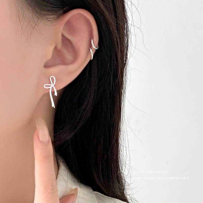 S925純銀｜甜美飄帶𐙚不對稱蝴蝶結耳釘